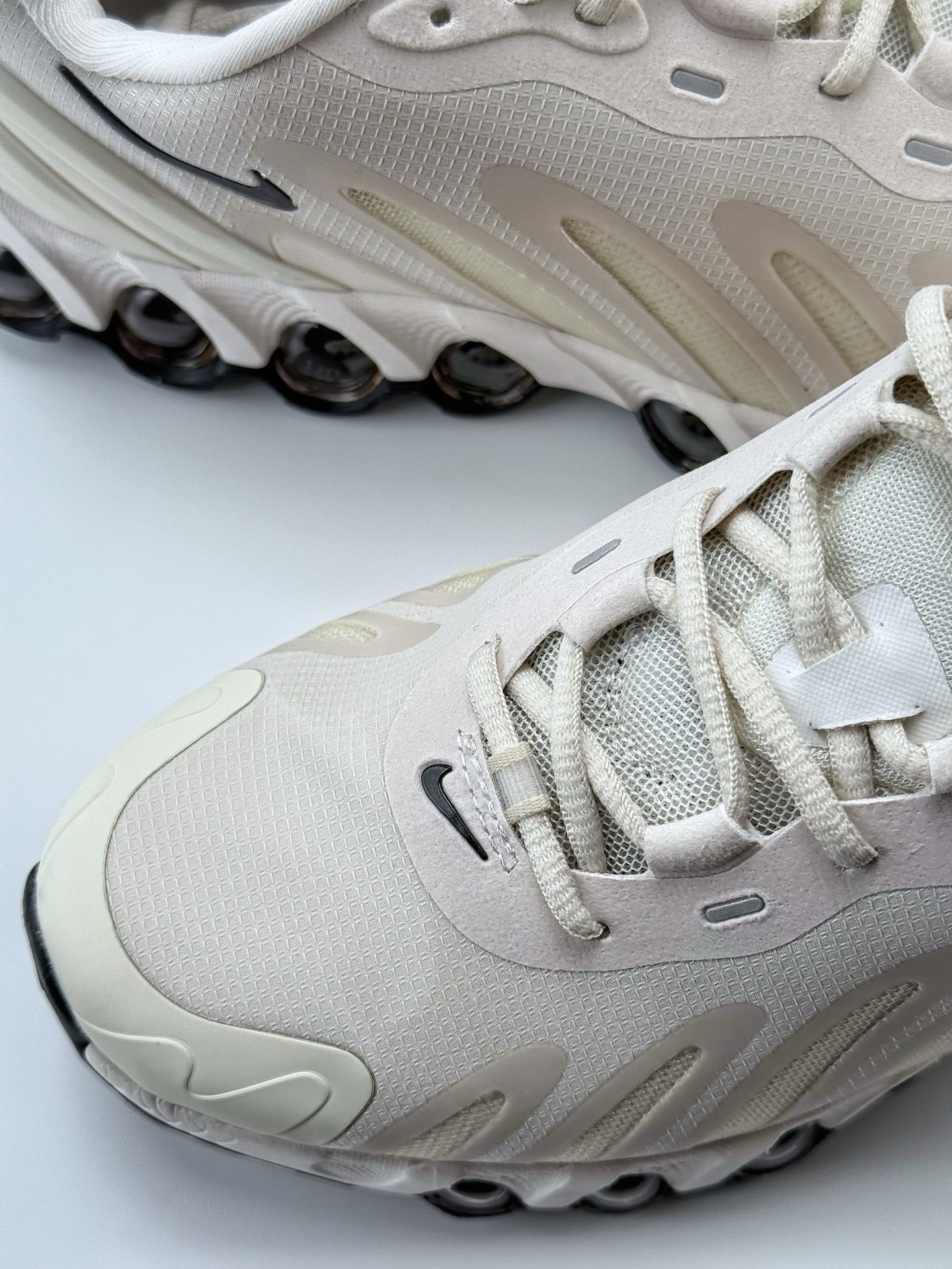 190 Nike Air Max DN8 复古减震气垫跑鞋  FQ7860-006