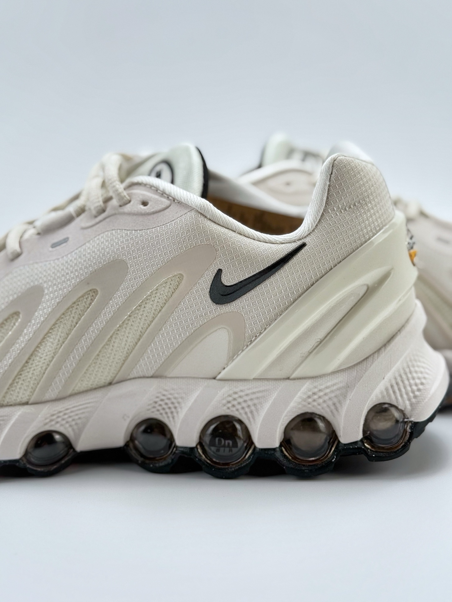 190 Nike Air Max DN8 复古减震气垫跑鞋  FQ7860-006
