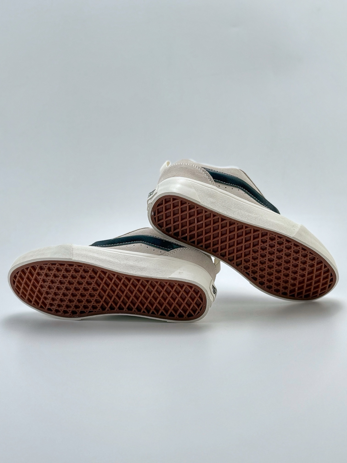 140 新款发售Vans Knu Skool 百搭休闲 防滑减震低帮 板鞋男女同款vans