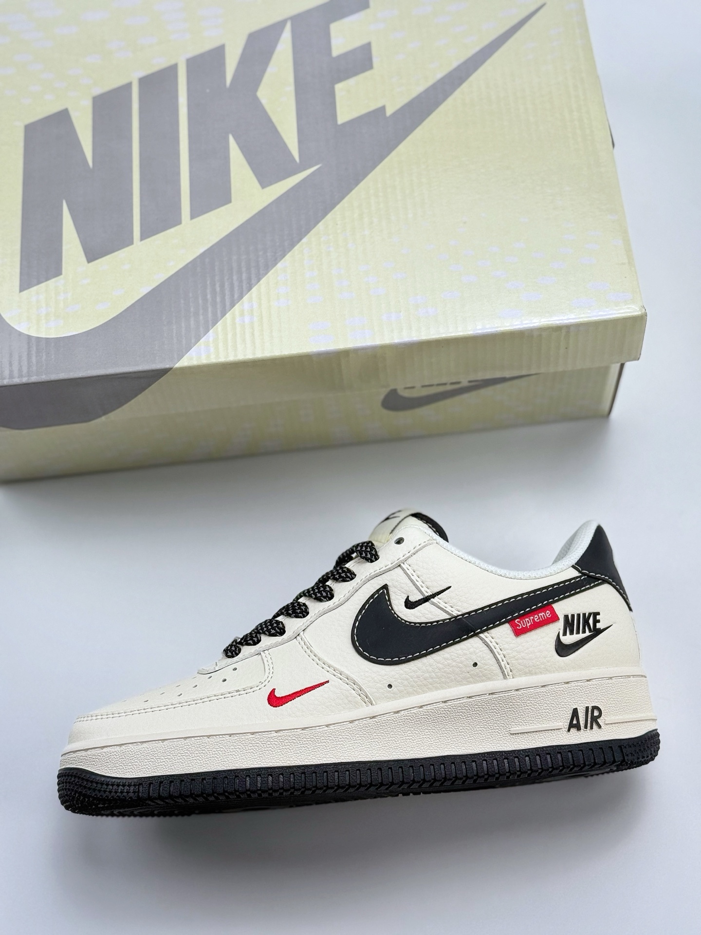 260 Nike Air Force 1 Low 07 x Supreme 白黑双小钩满天星  HH7518-038