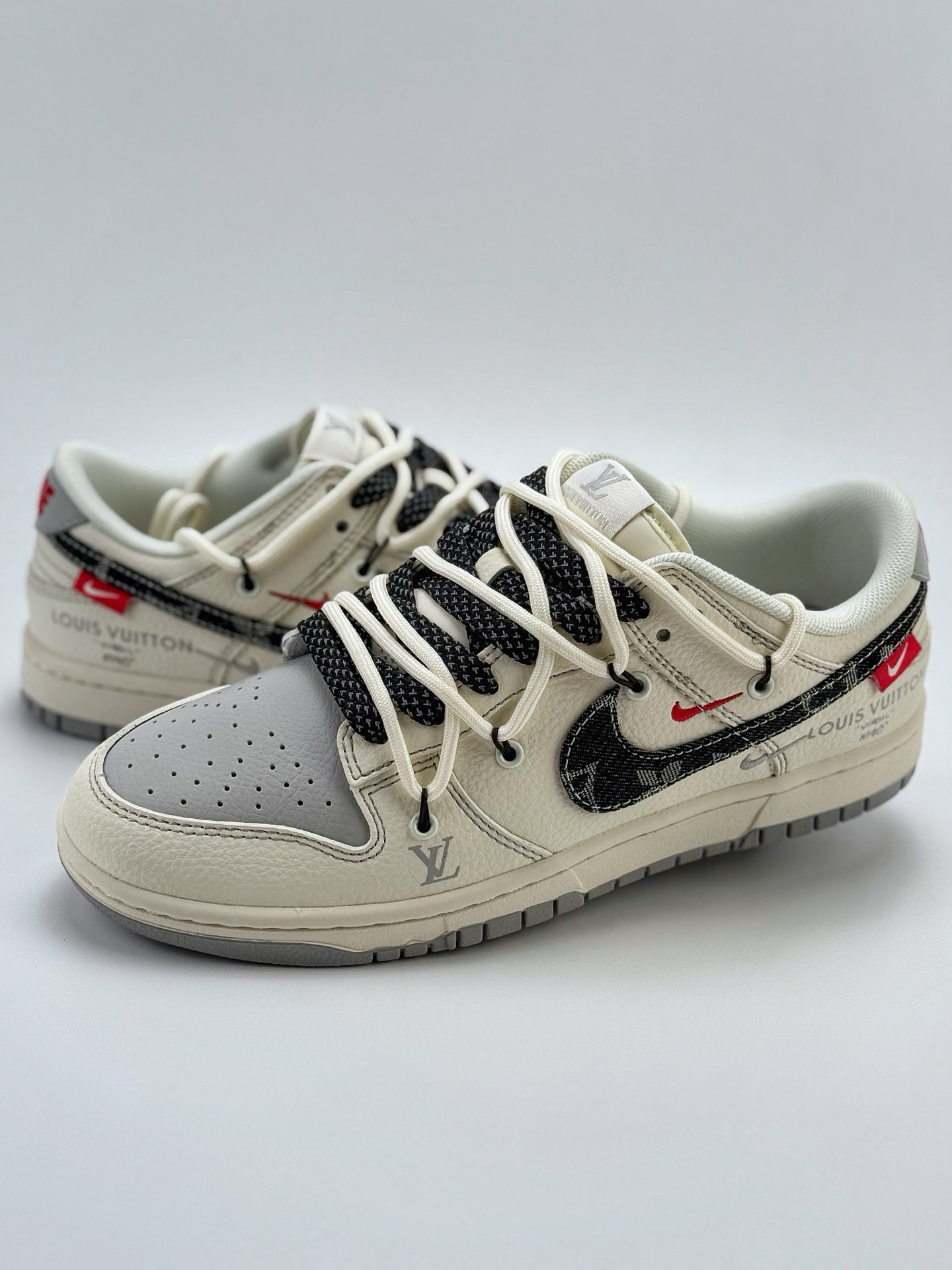 300 Nike SB Dunk Low x Louis Vuitton 白灰黑双小钩绑带满天星 FC1688-218