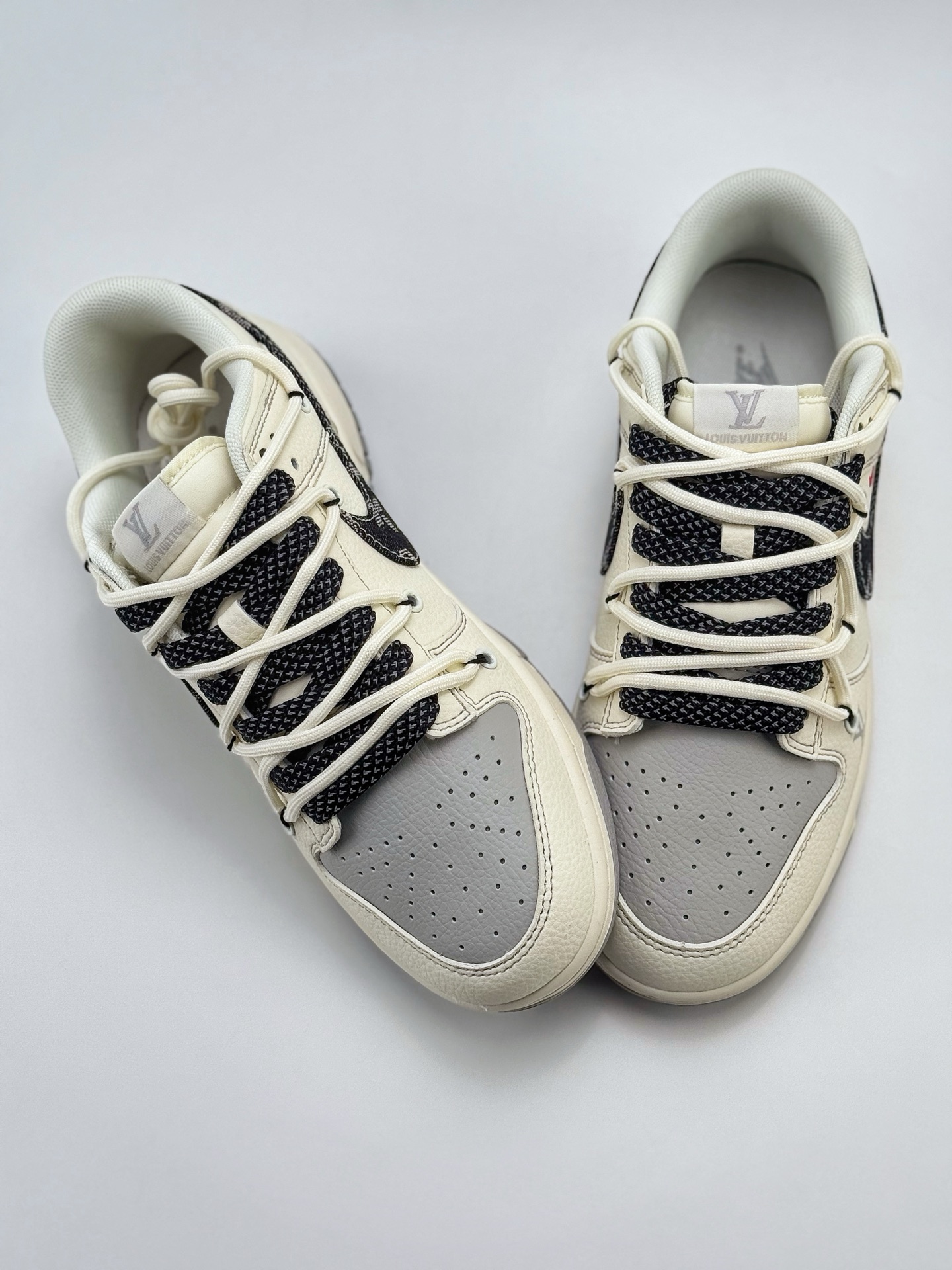 300 Nike SB Dunk Low x Louis Vuitton 白灰黑双小钩绑带满天星 FC1688-218