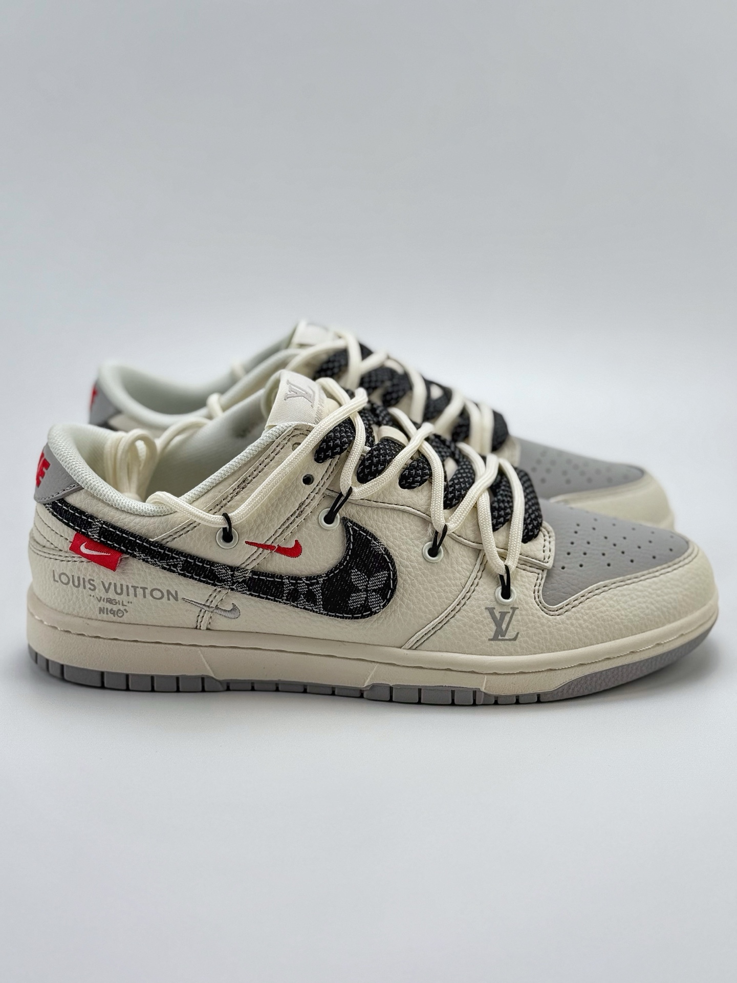300 Nike SB Dunk Low x Louis Vuitton 白灰黑双小钩绑带满天星 FC1688-218