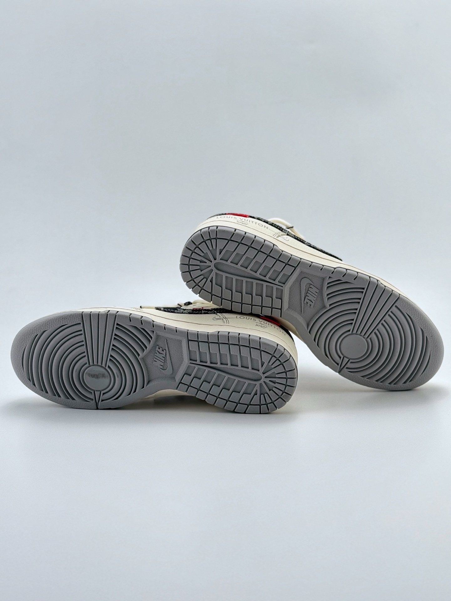 300 Nike SB Dunk Low x Louis Vuitton 白灰黑双小钩绑带满天星 FC1688-218