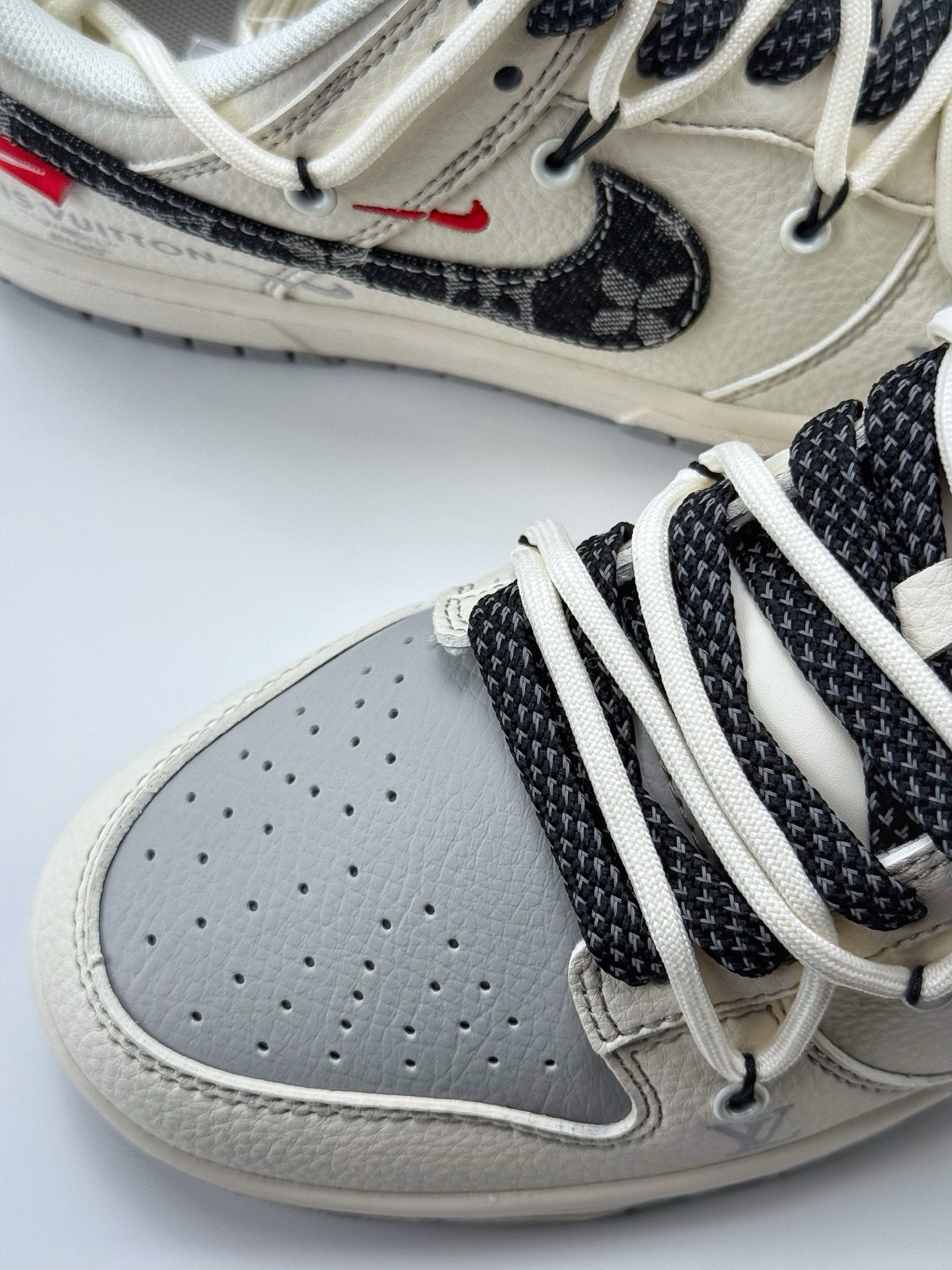 300 Nike SB Dunk Low x Louis Vuitton 白灰黑双小钩绑带满天星 FC1688-218