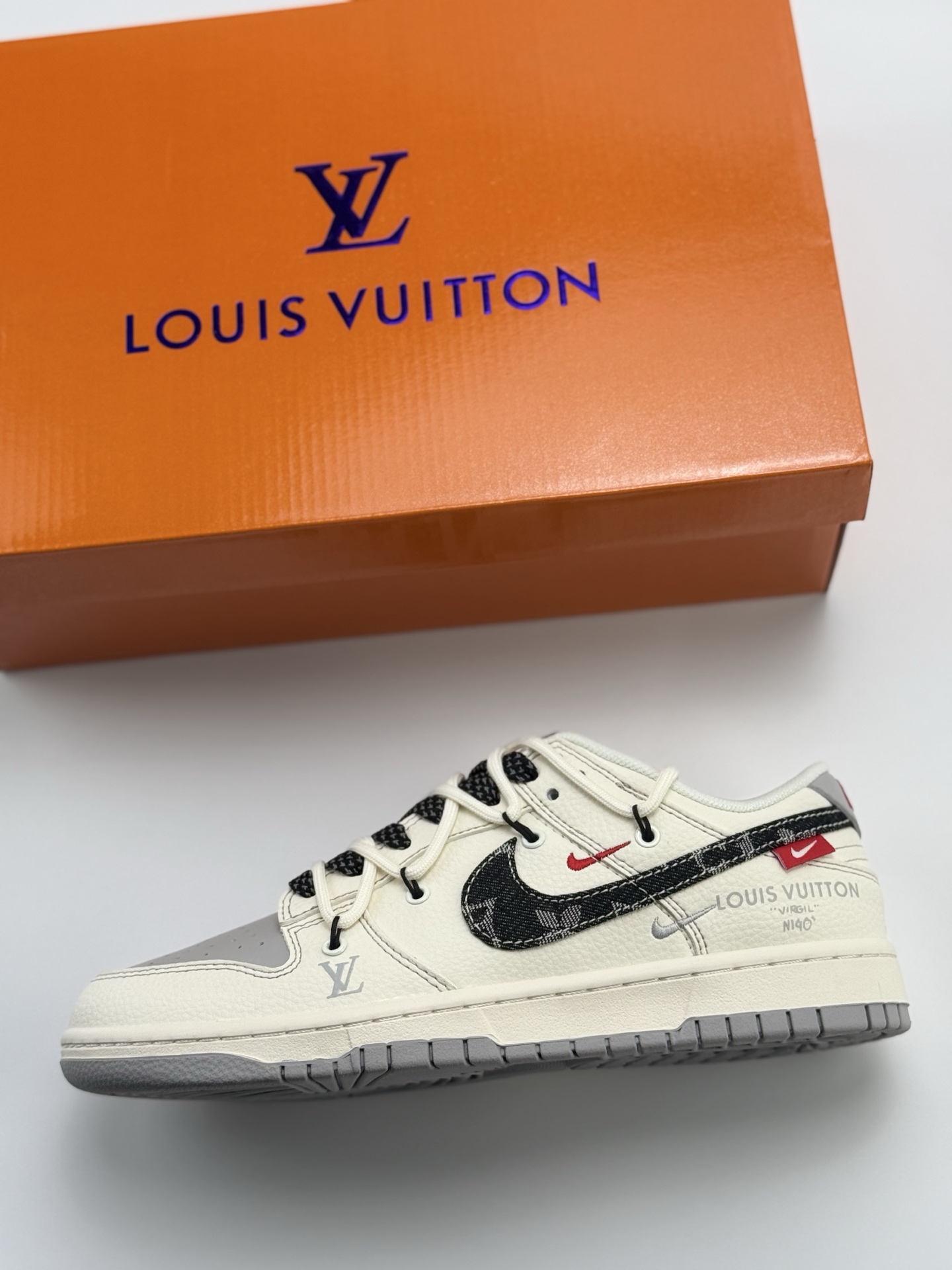300 Nike SB Dunk Low x Louis Vuitton 白灰黑双小钩绑带满天星 FC1688-218