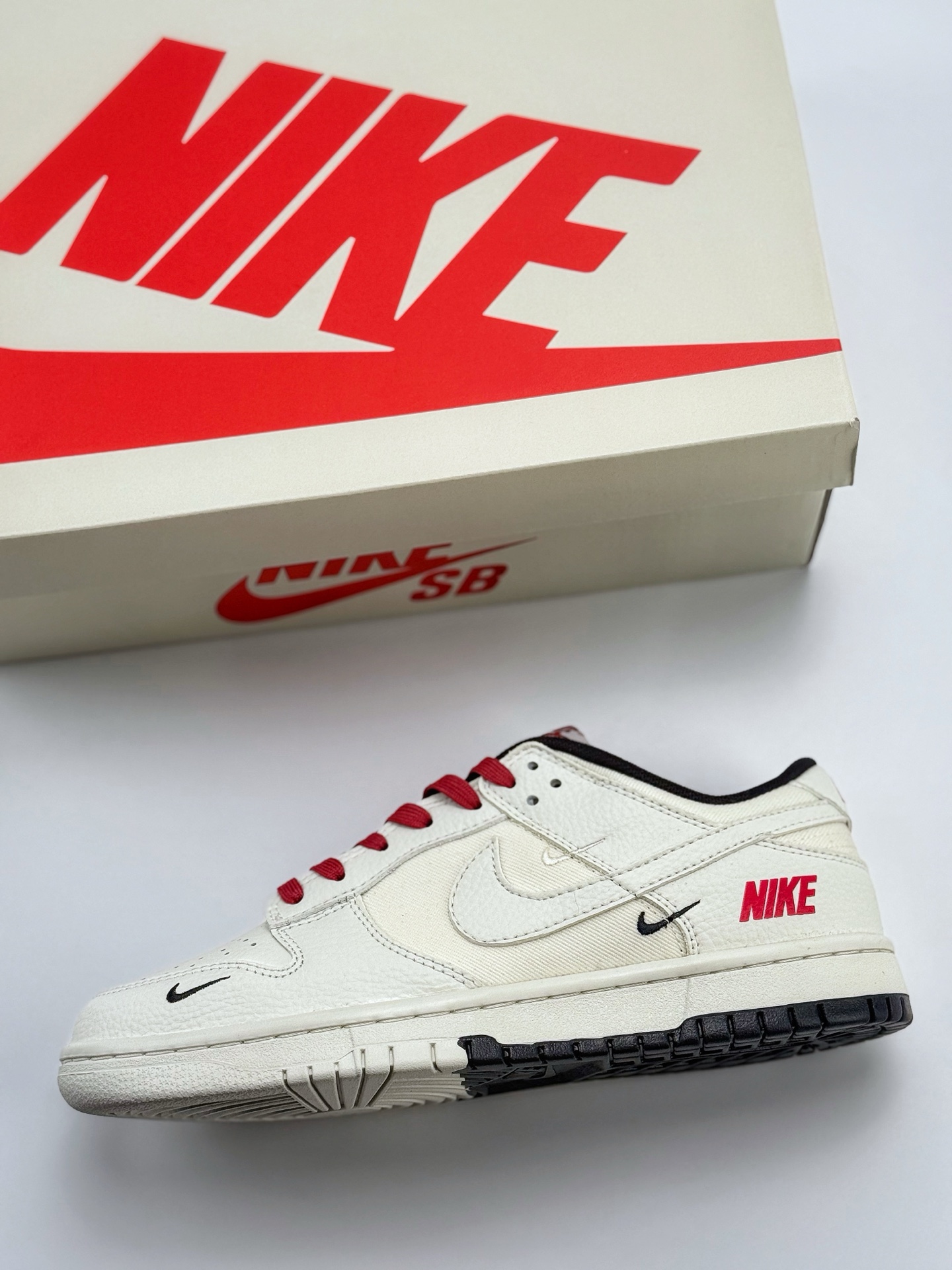 240 Nike SB Dunk Low 白黑红三小钩  CY5979-120