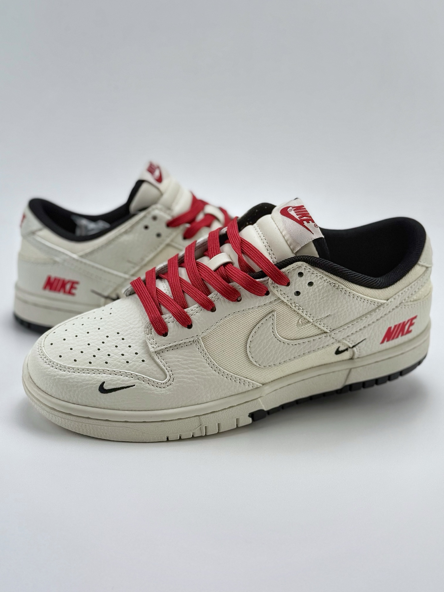240 Nike SB Dunk Low 白黑红三小钩  CY5979-120