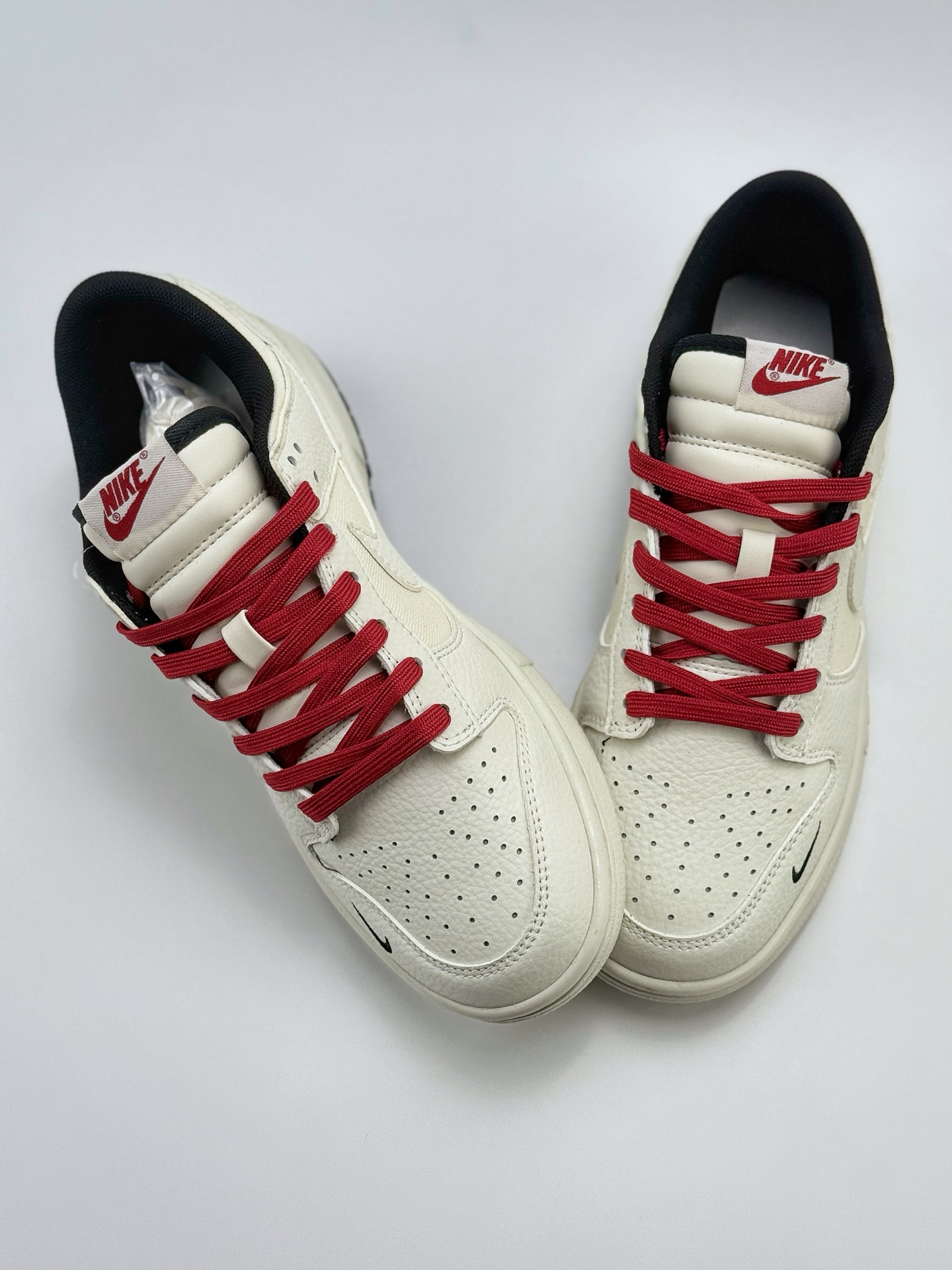 240 Nike SB Dunk Low 白黑红三小钩  CY5979-120