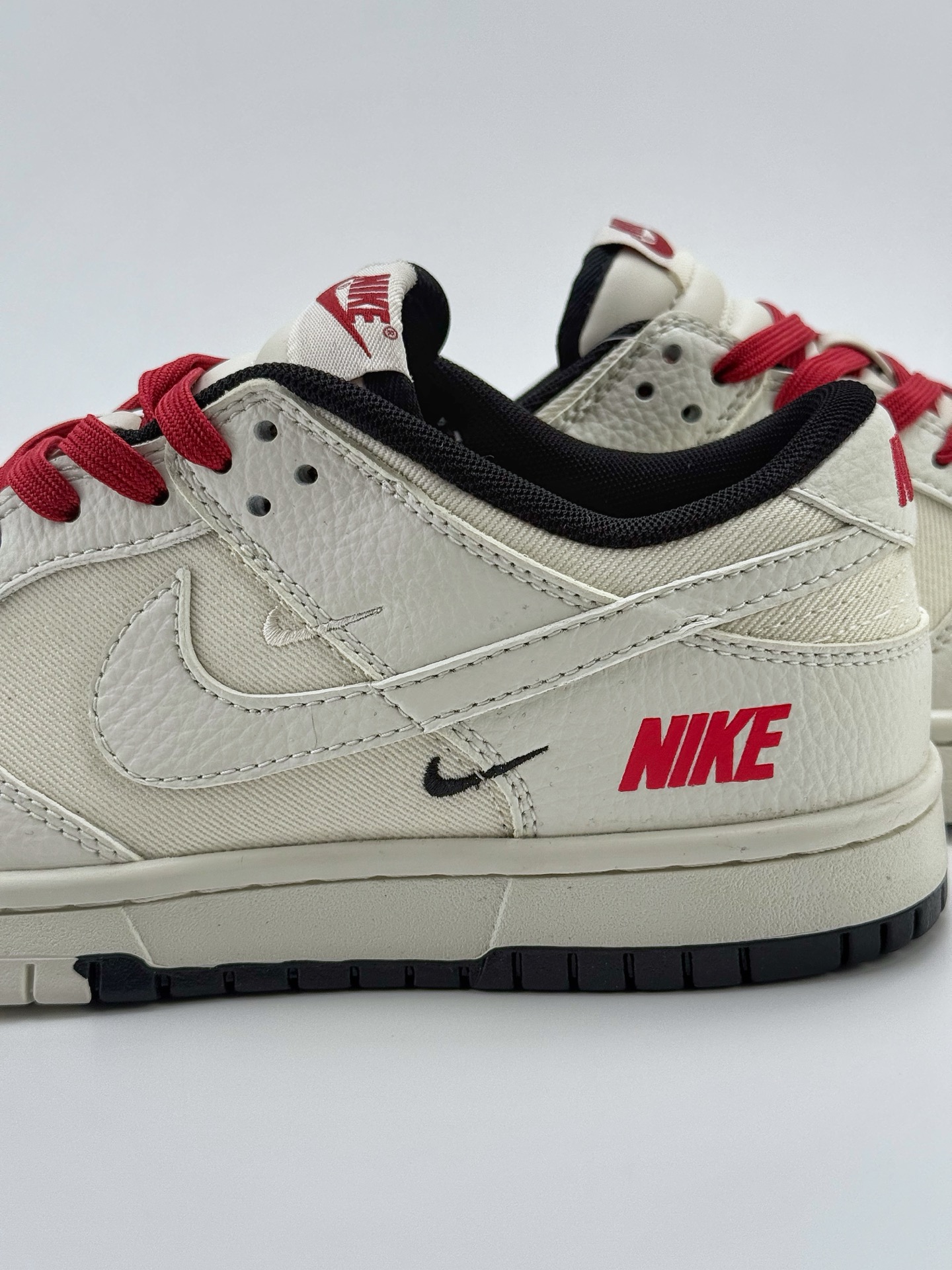 240 Nike SB Dunk Low 白黑红三小钩  CY5979-120