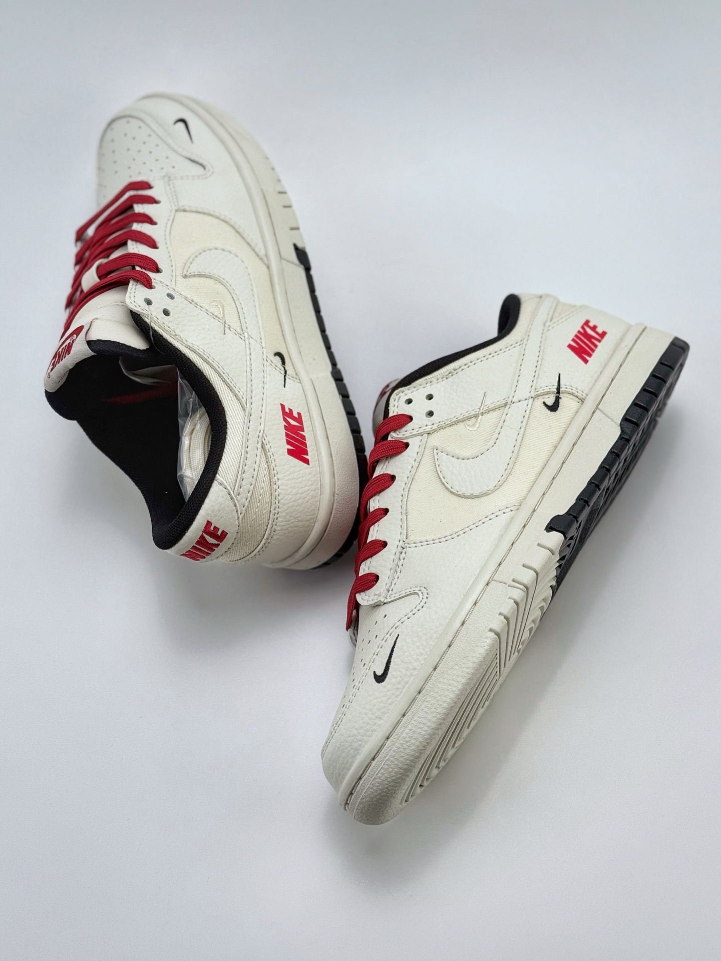 240 Nike SB Dunk Low 白黑红三小钩  CY5979-120