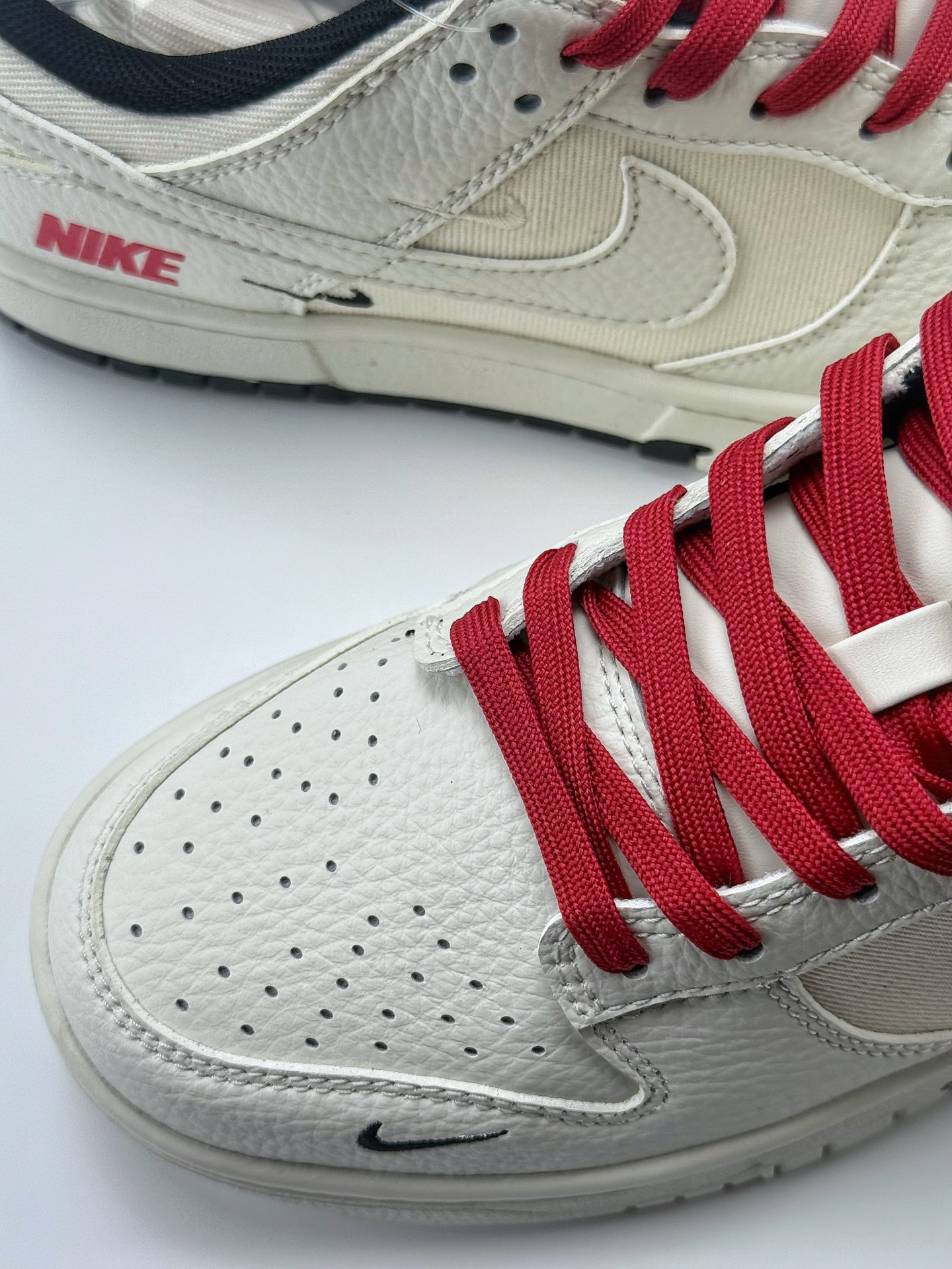 240 Nike SB Dunk Low 白黑红三小钩  CY5979-120