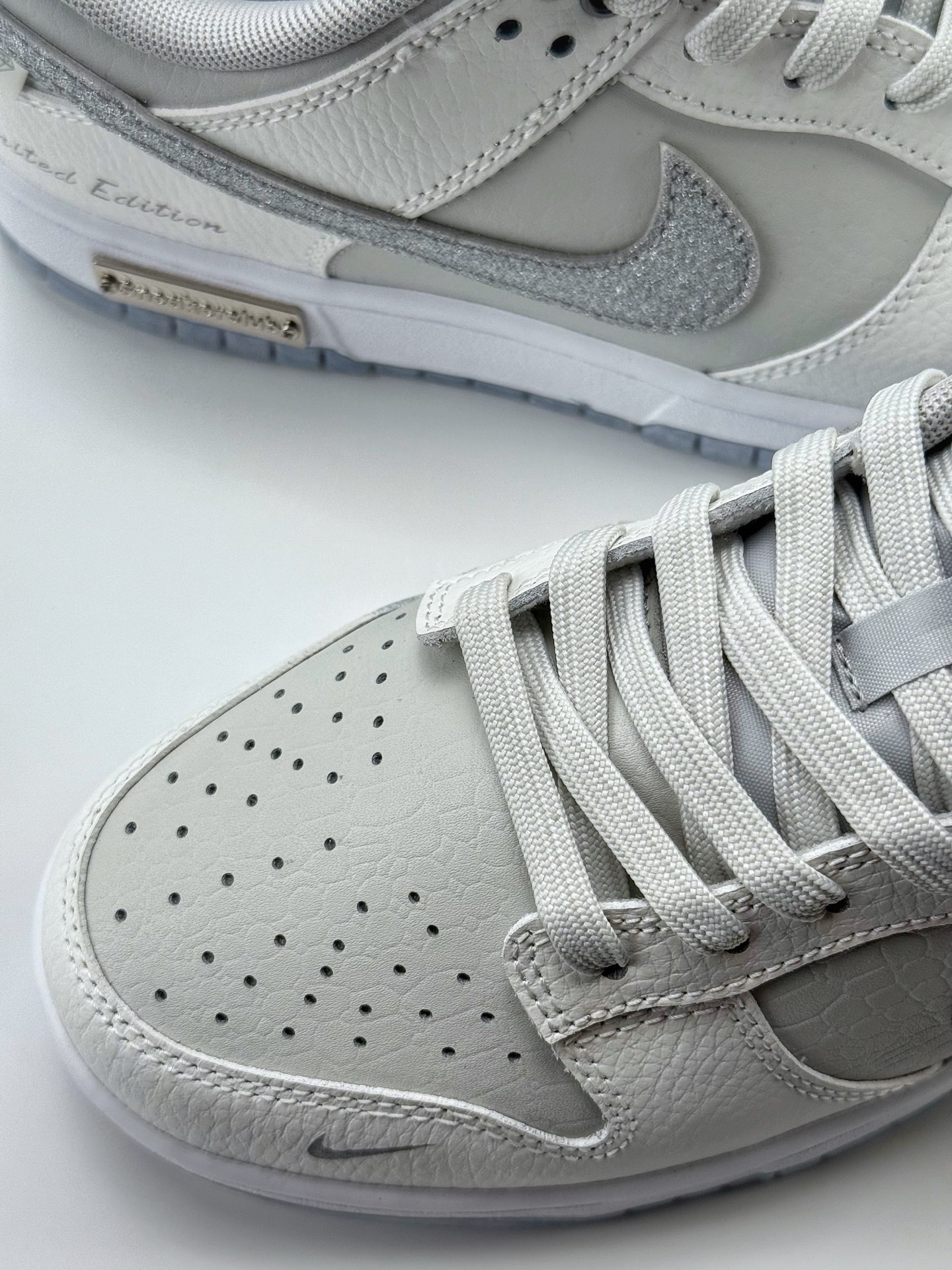 Nike SB Dunk Low 白闪银钩 WG0218-018