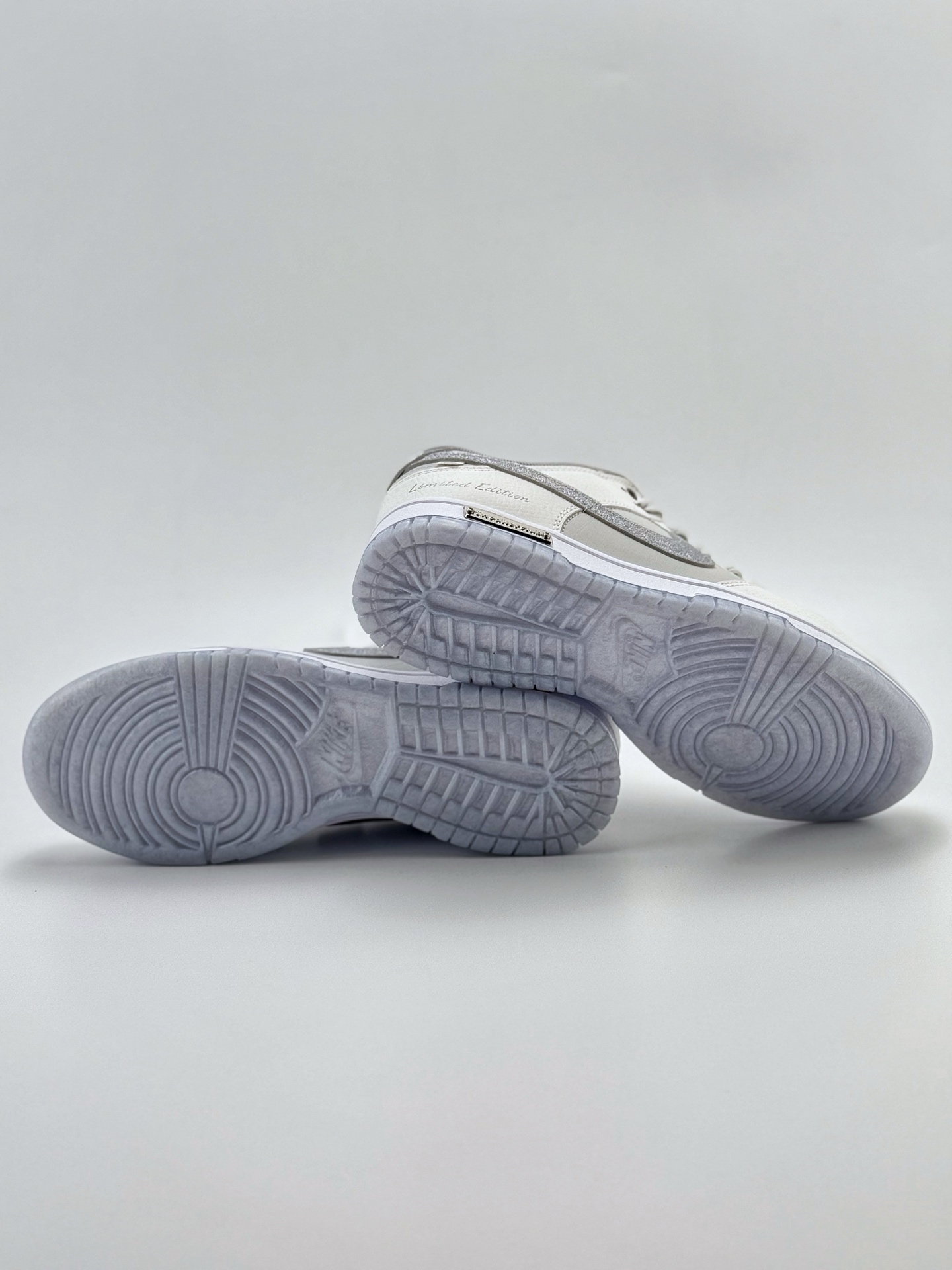 Nike SB Dunk Low 白闪银钩 WG0218-018