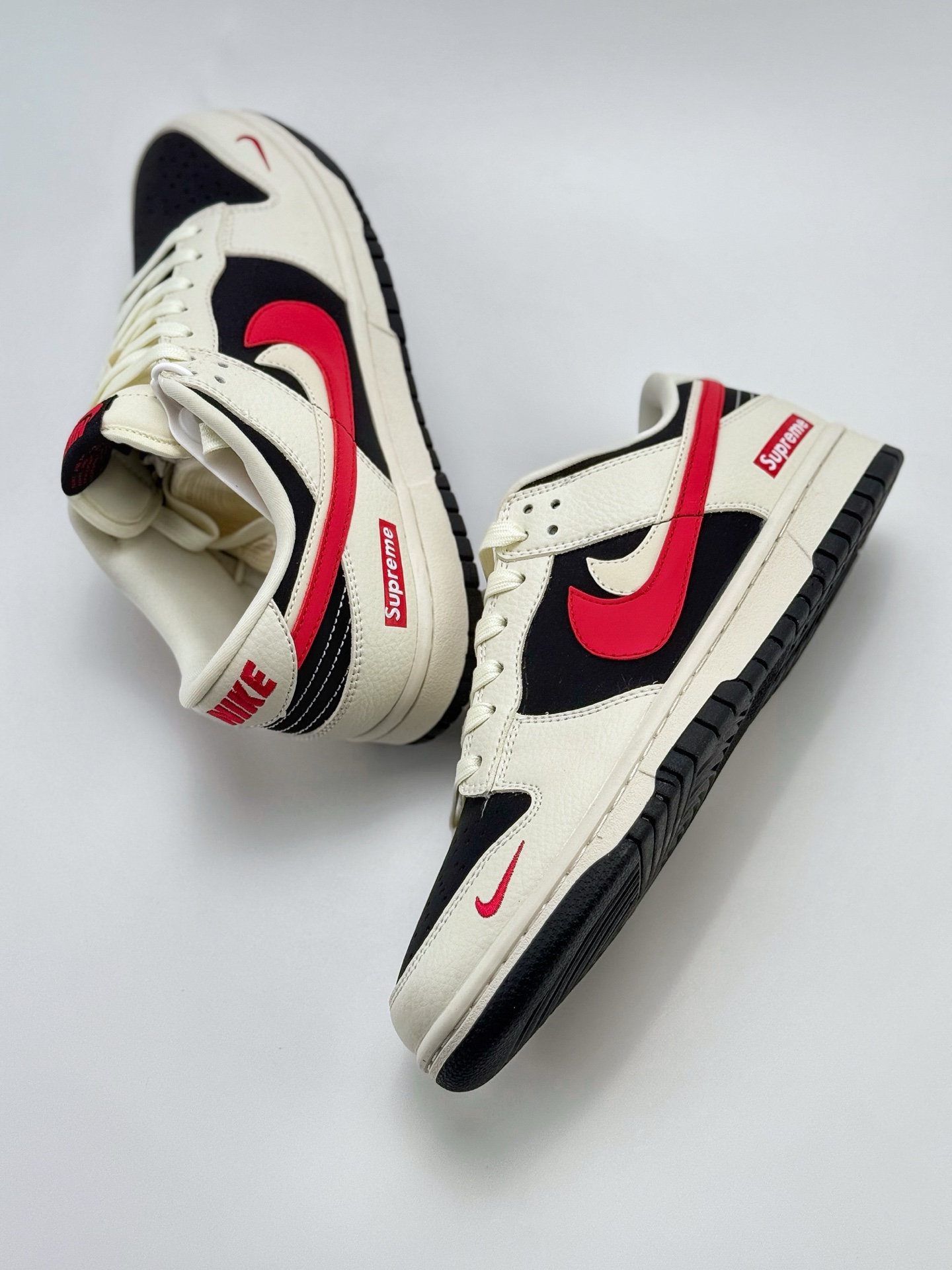 300 Nike SB Dunk Low x Supreme 白黑红小钩双钩  CS1688-102