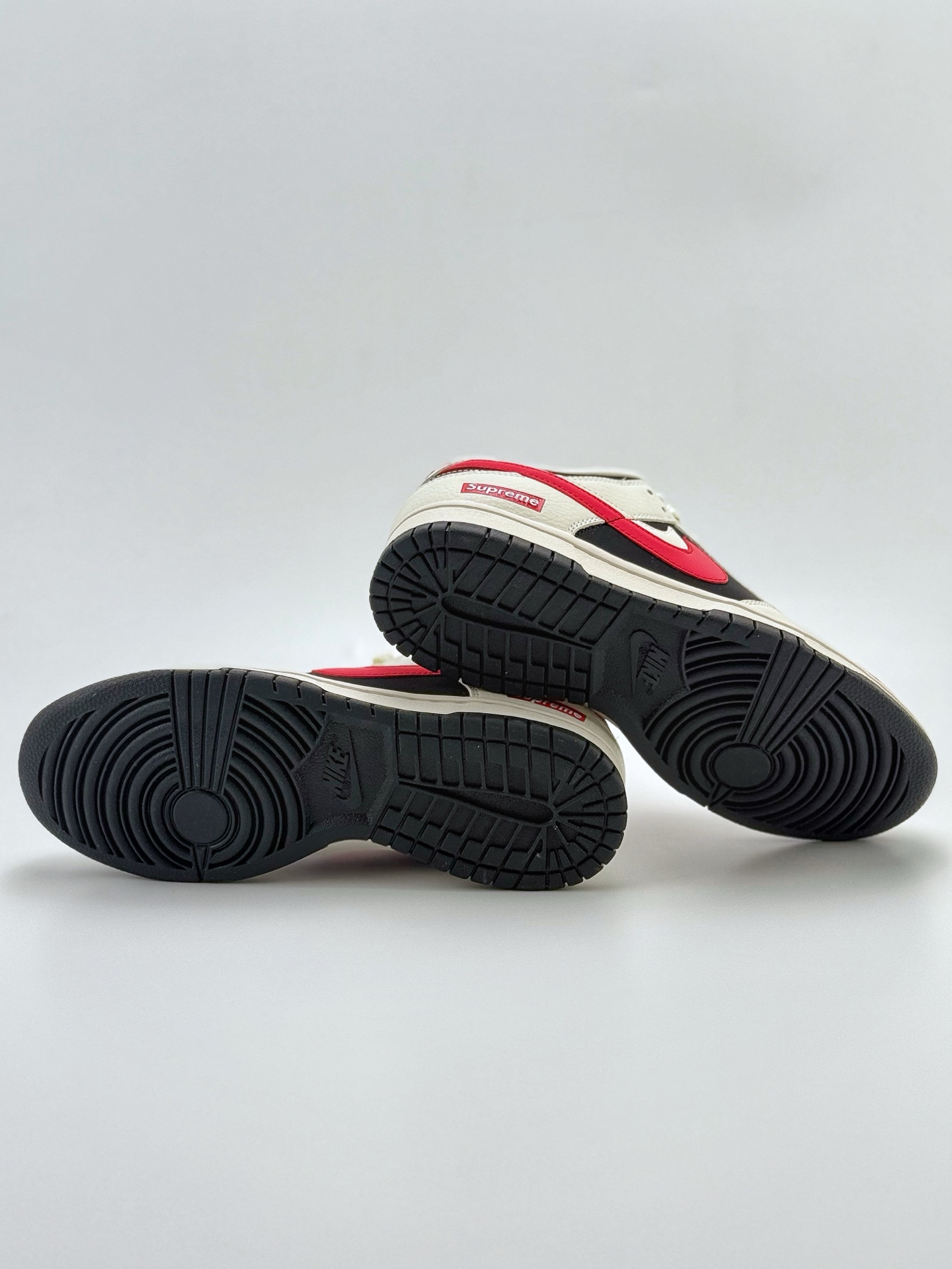 300 Nike SB Dunk Low x Supreme 白黑红小钩双钩  CS1688-102