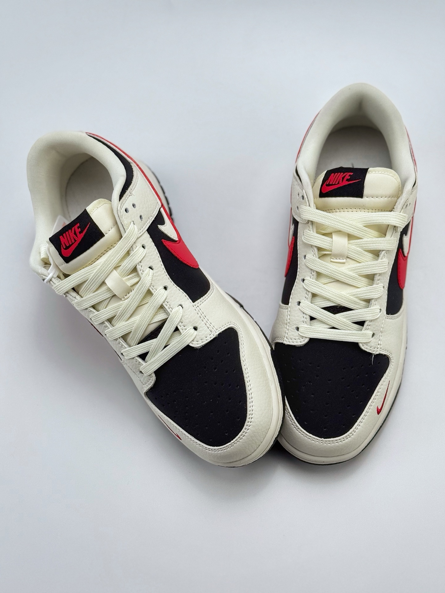 300 Nike SB Dunk Low x Supreme 白黑红小钩双钩  CS1688-102