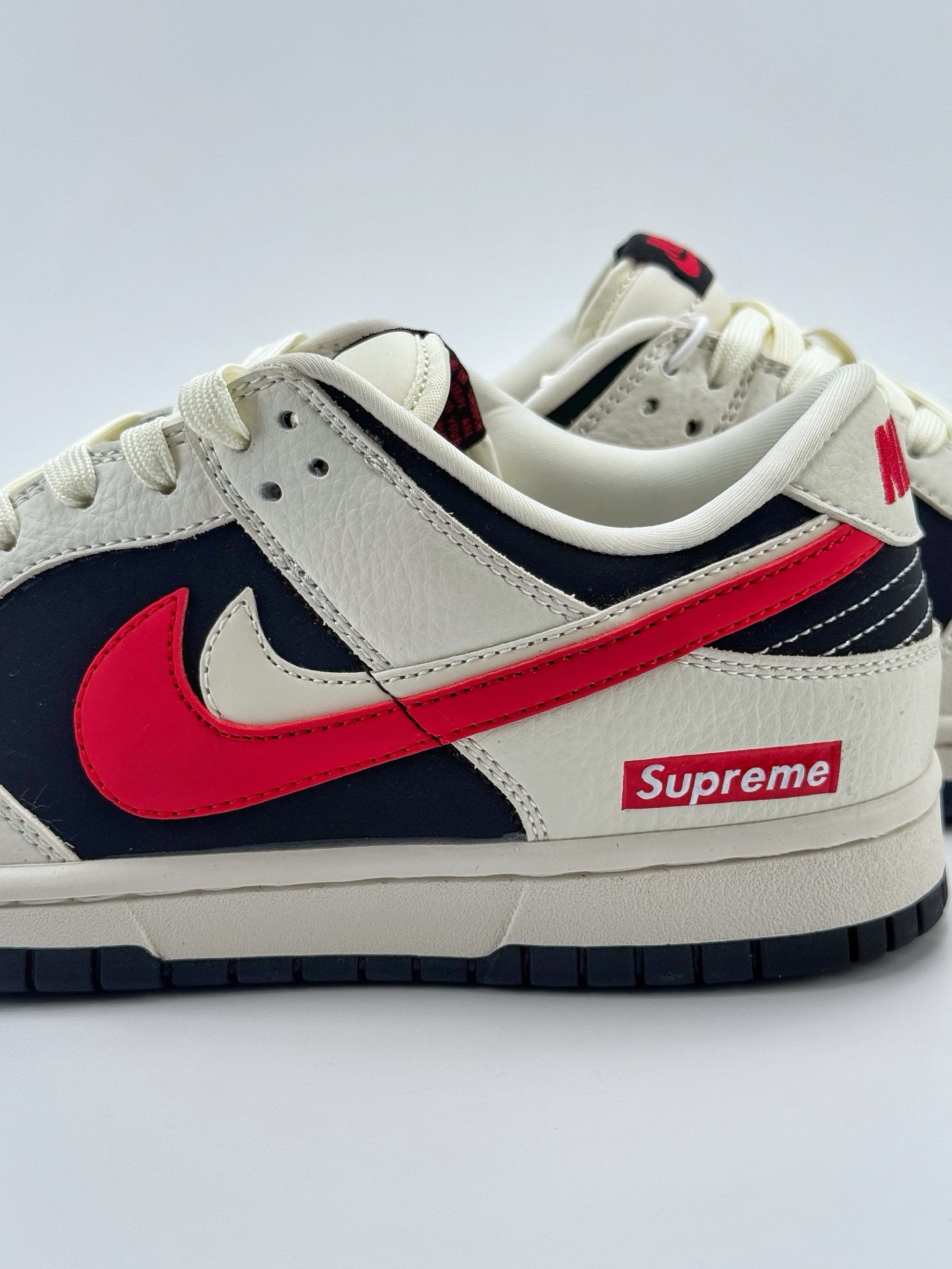 300 Nike SB Dunk Low x Supreme 白黑红小钩双钩  CS1688-102