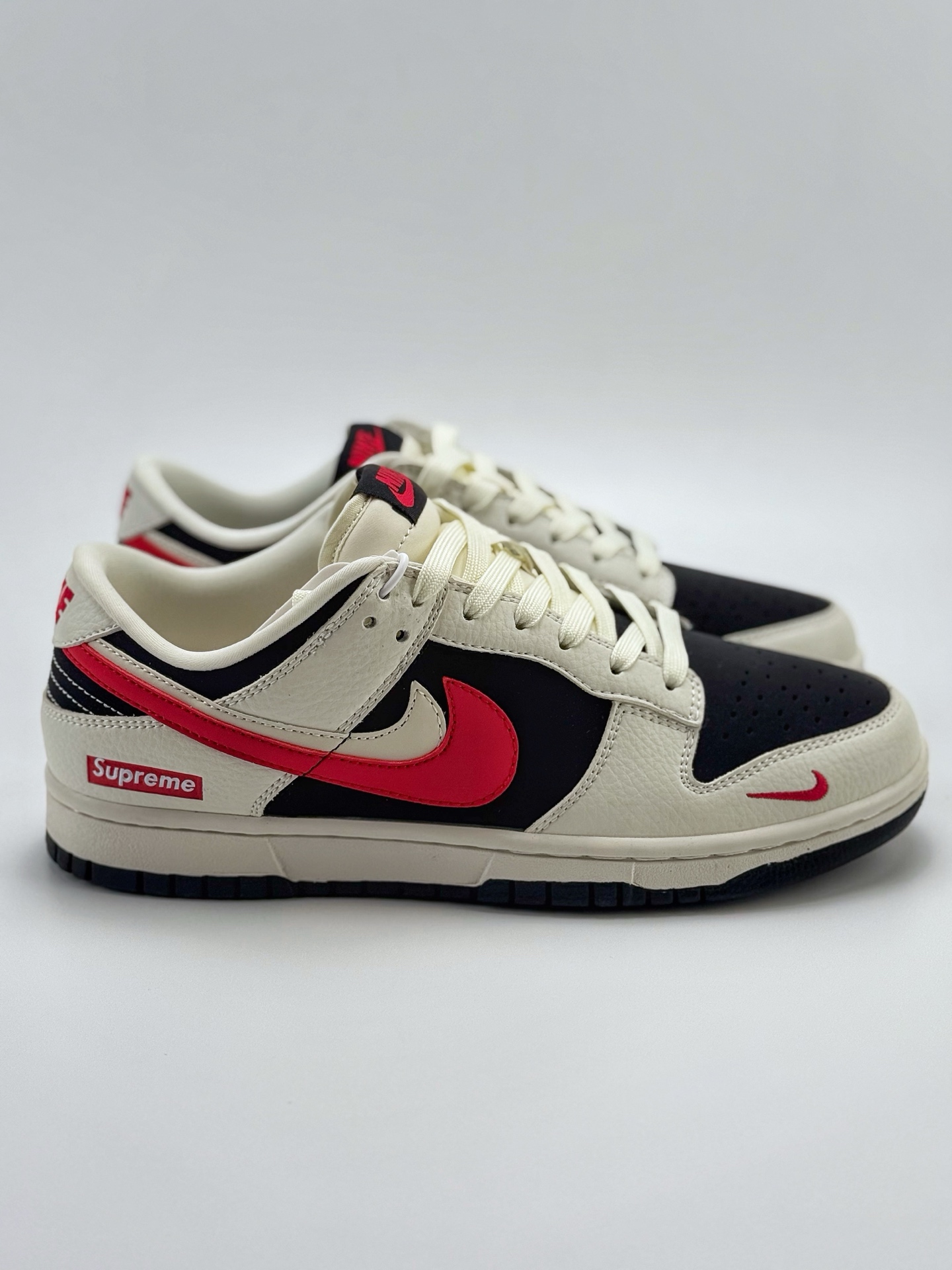 300 Nike SB Dunk Low x Supreme 白黑红小钩双钩  CS1688-102