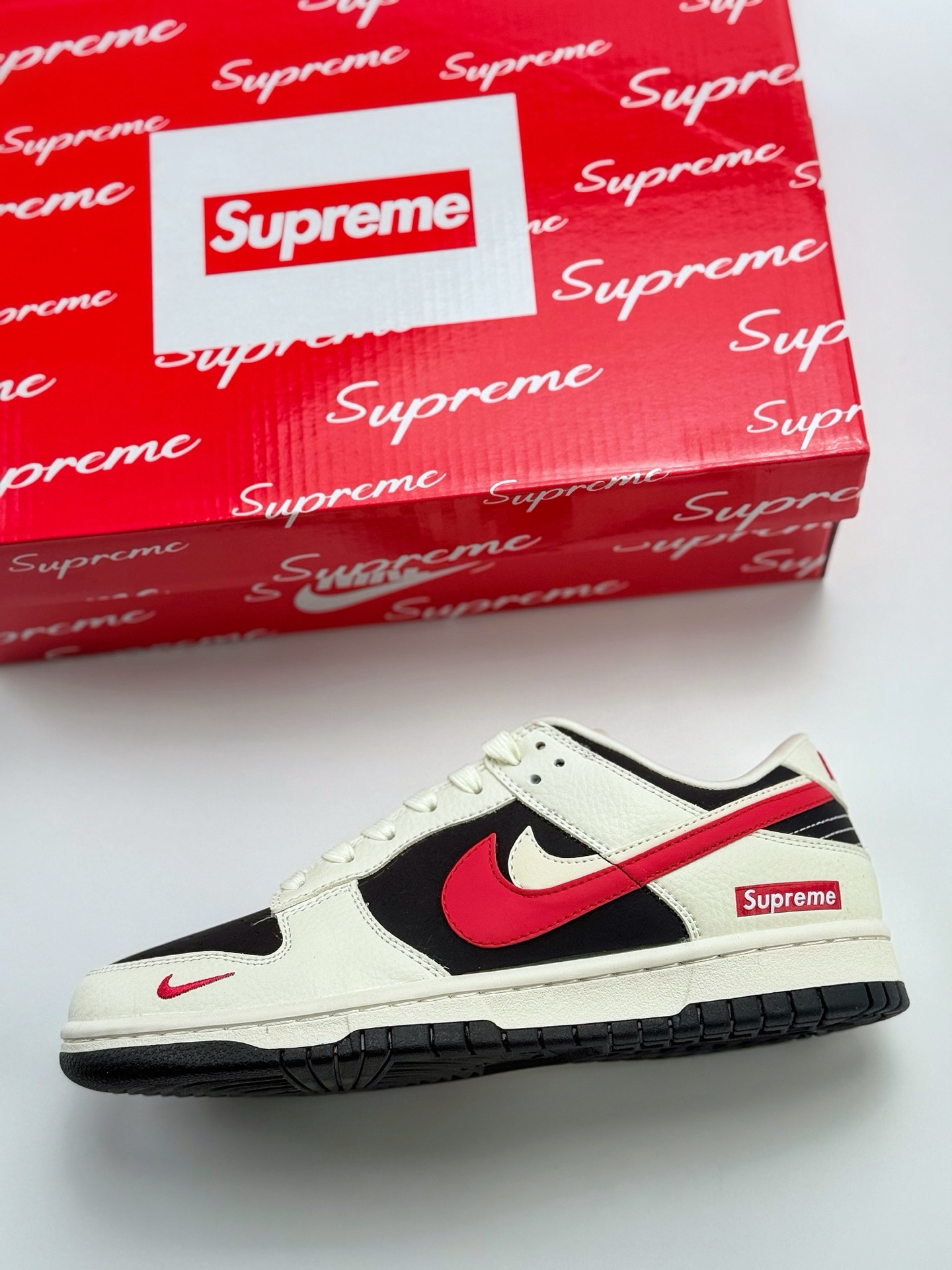 300 Nike SB Dunk Low x Supreme 白黑红小钩双钩  CS1688-102