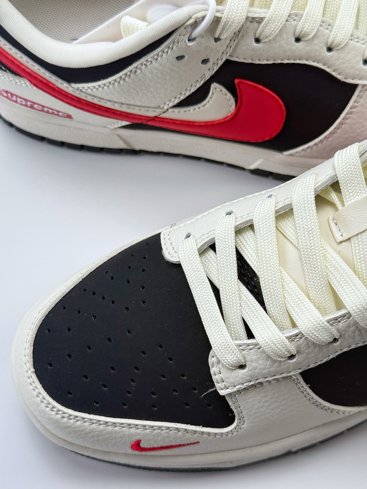300 Nike SB Dunk Low x Supreme 白黑红小钩双钩  CS1688-102
