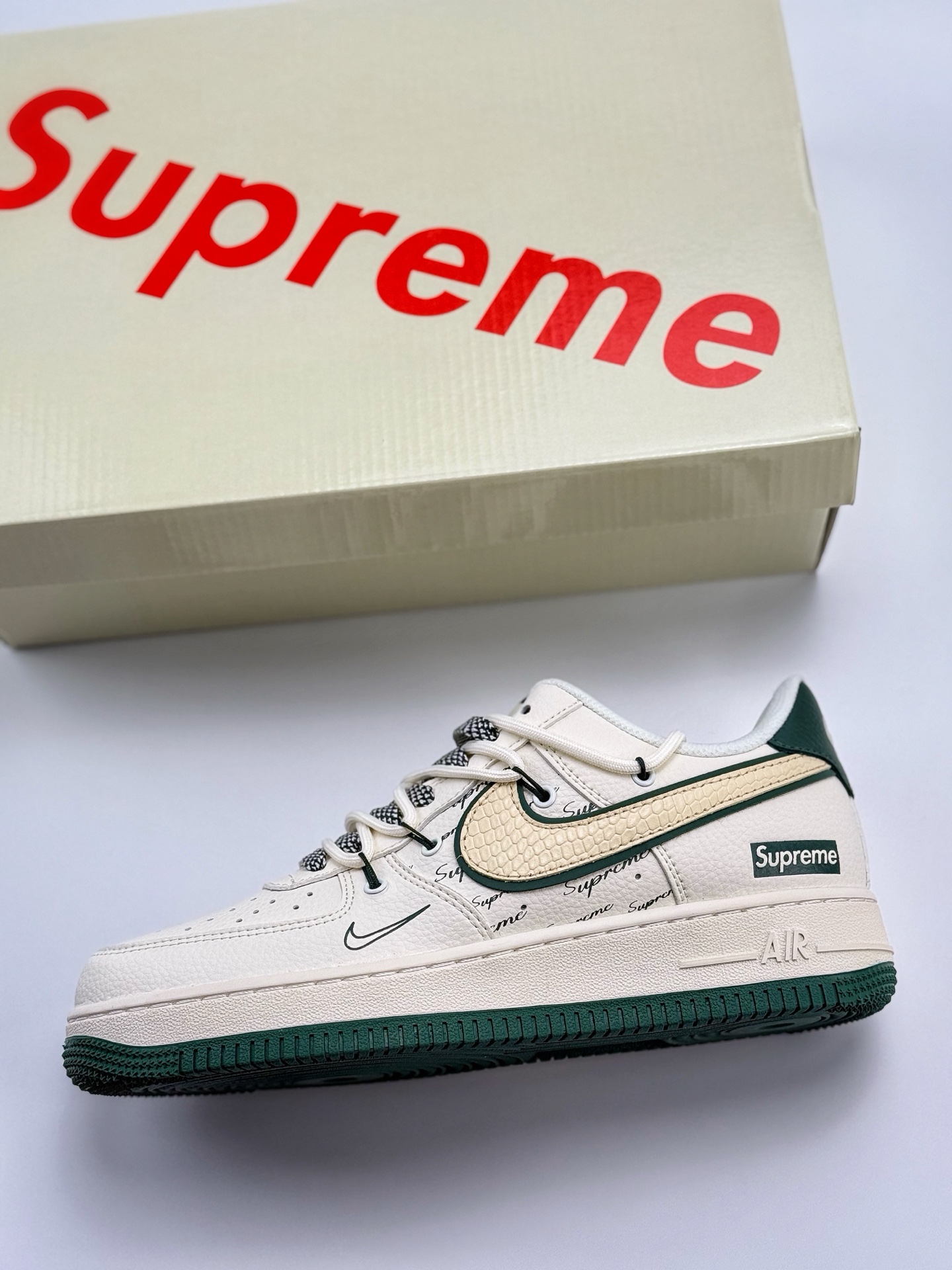 260 Nike Air Force 1 Low 07 x Supreme 白绿小钩绑带满天星  DM6868-057