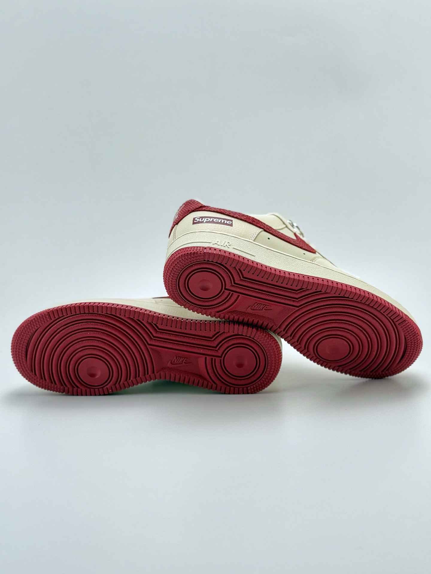 260 Nike Air Force 1 Low 07 x Supreme 米白红 DF0188-040