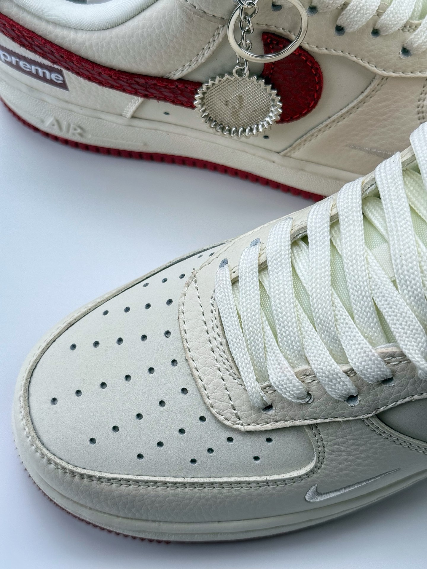 260 Nike Air Force 1 Low 07 x Supreme 米白红 DF0188-040