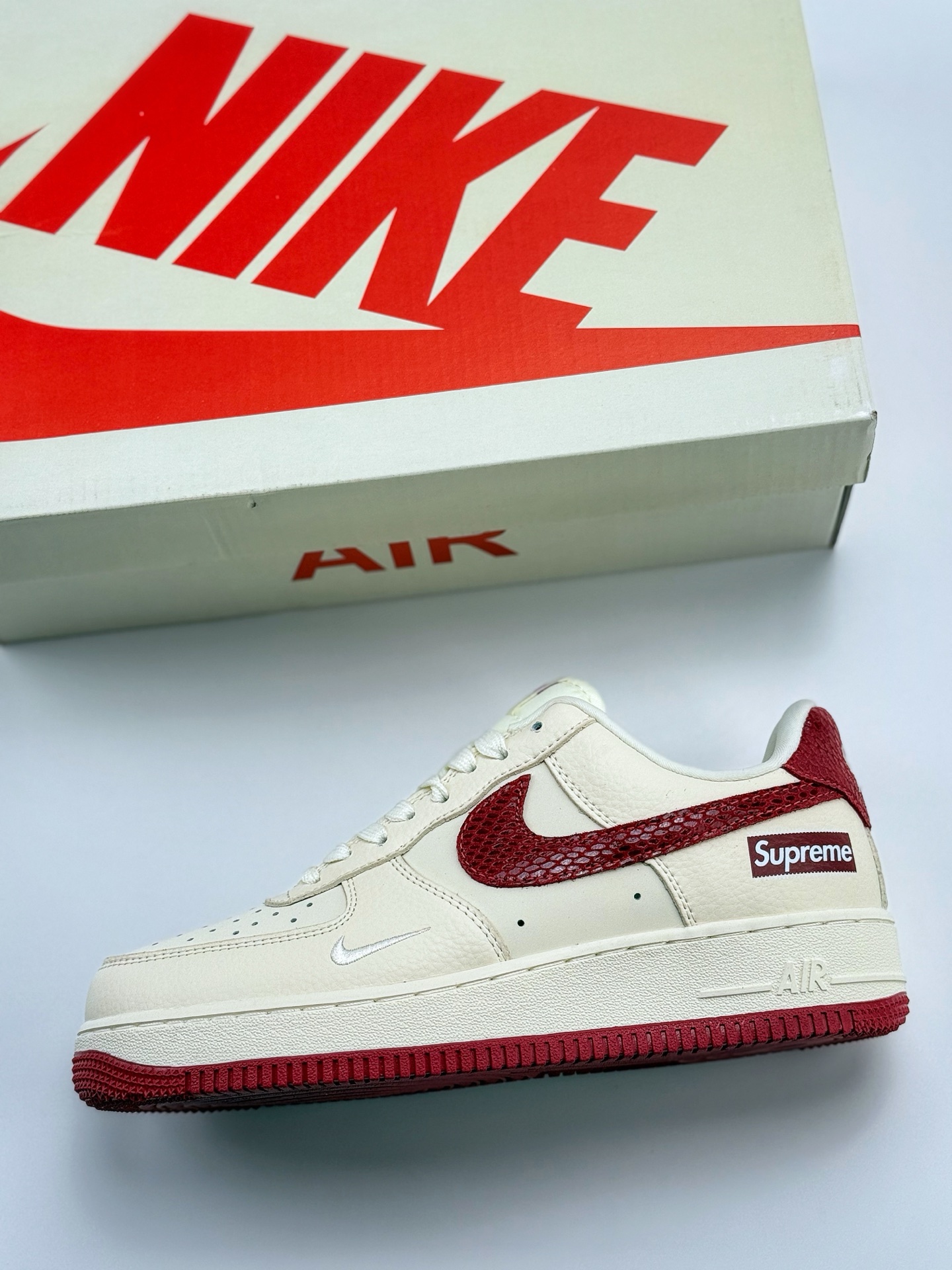 260 Nike Air Force 1 Low 07 x Supreme 米白红 DF0188-040