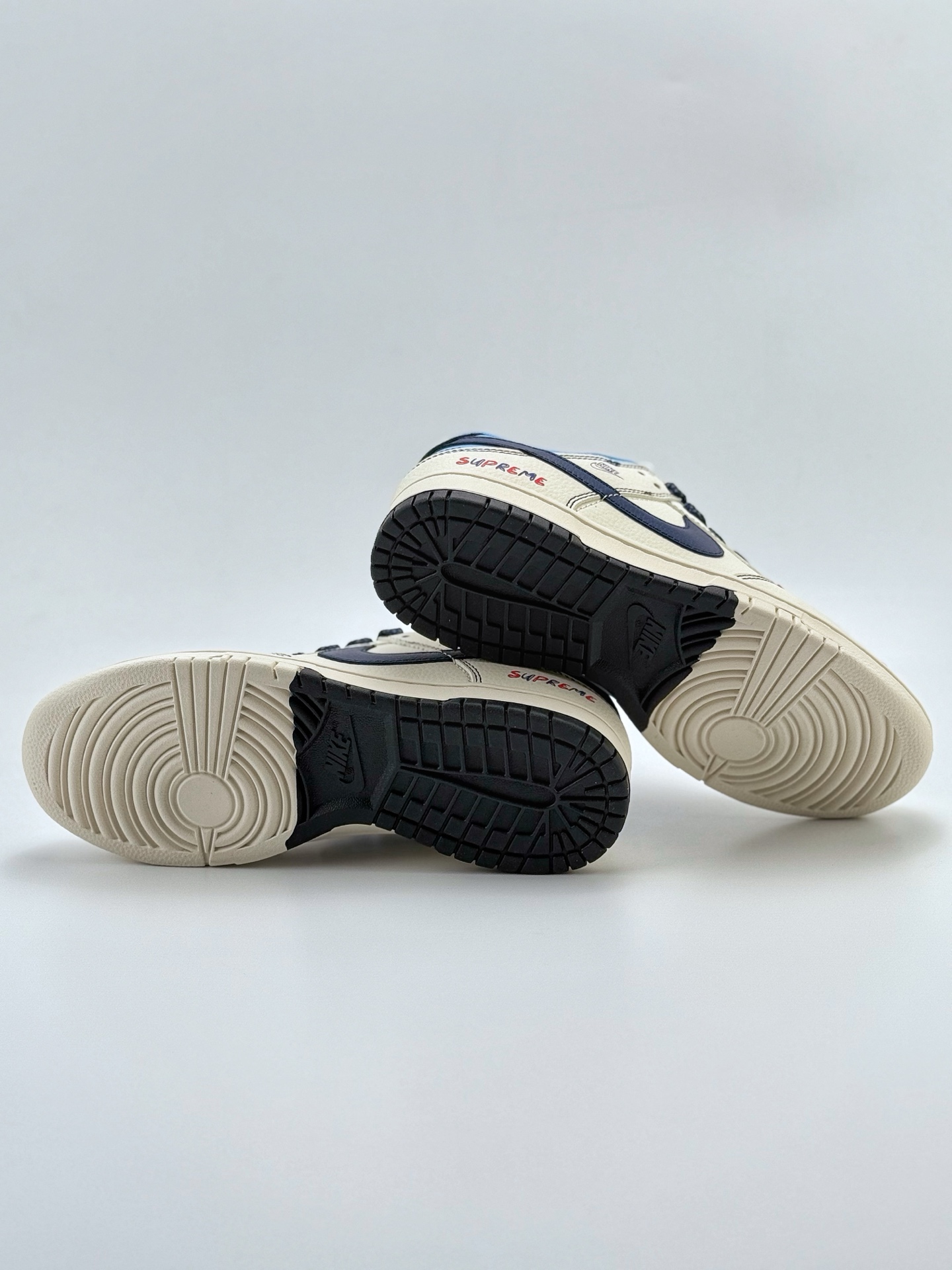 280 Nike SB Dunk Low x Supreme 白蓝小钩满天星  FC1688-224