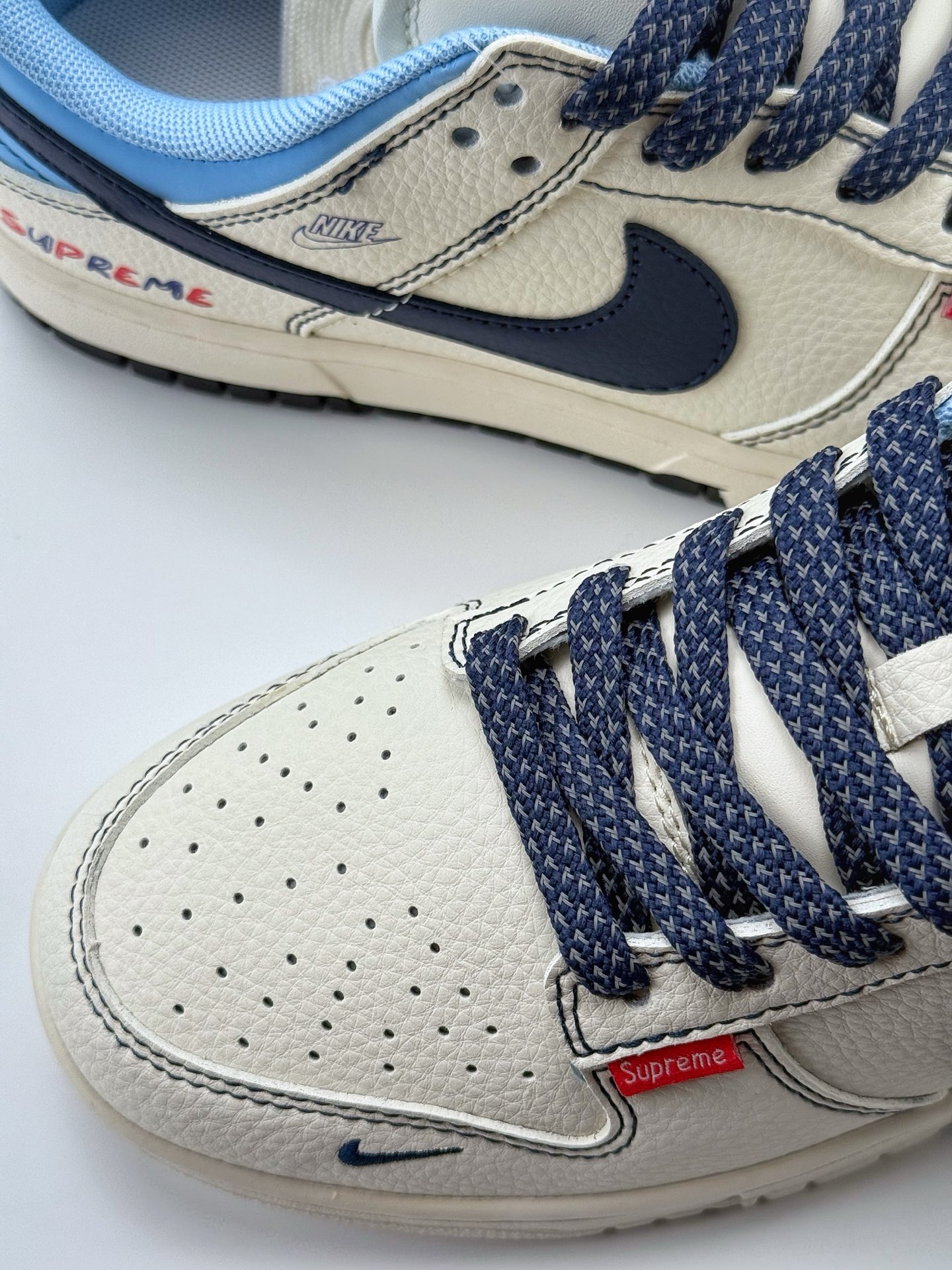 280 Nike SB Dunk Low x Supreme 白蓝小钩满天星  FC1688-224