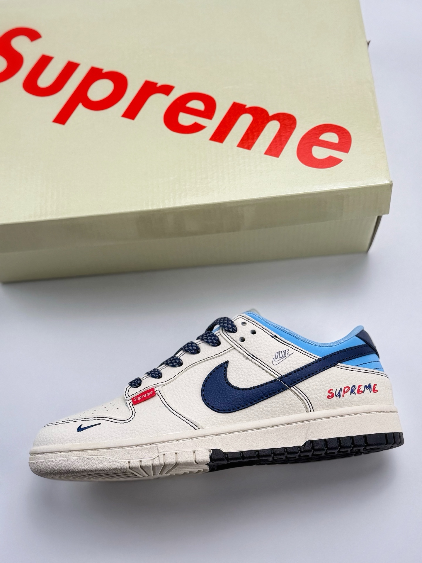 280 Nike SB Dunk Low x Supreme 白蓝小钩满天星  FC1688-224