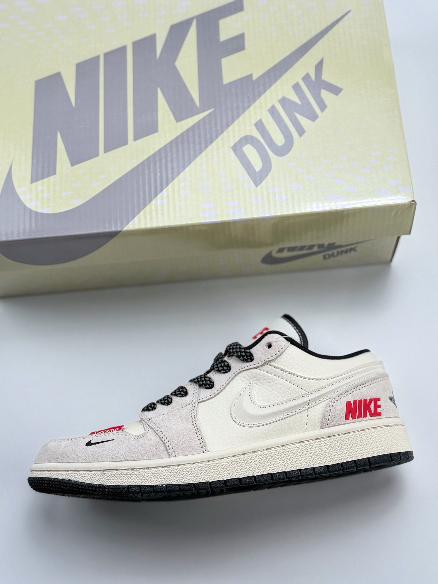 240 Air Jordan 1 Retro Low x Supreme 白黑小钩满天星  XS6086-009