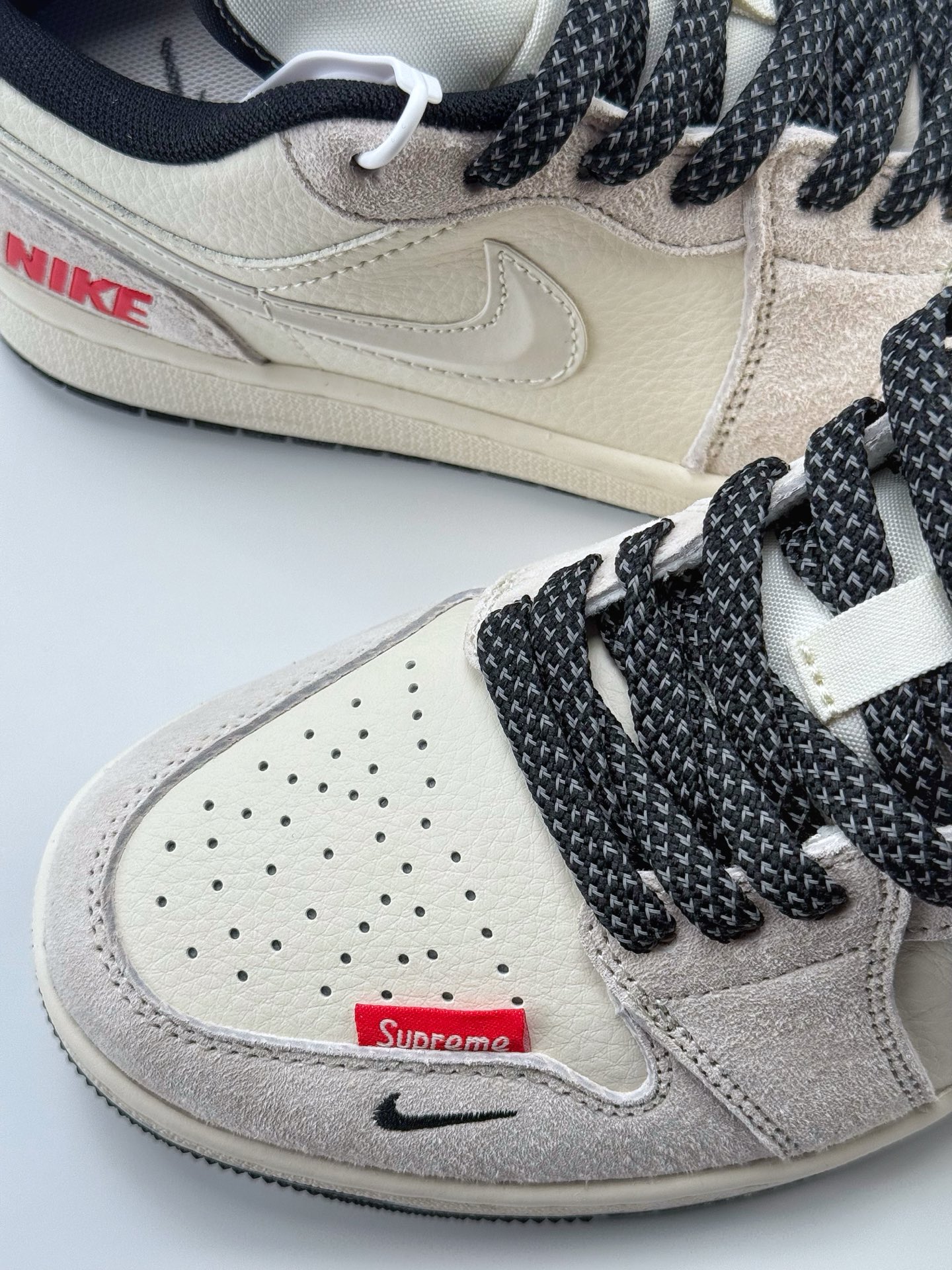 240 Air Jordan 1 Retro Low x Supreme 白黑小钩满天星  XS6086-009