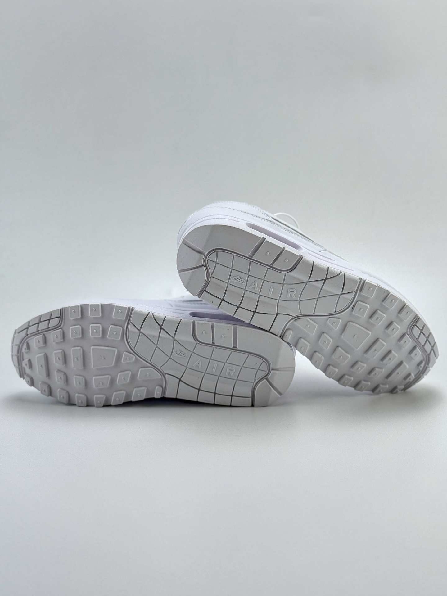 210 Nike Air Max 1 纯白皮 复古休闲跑步鞋 454746-107