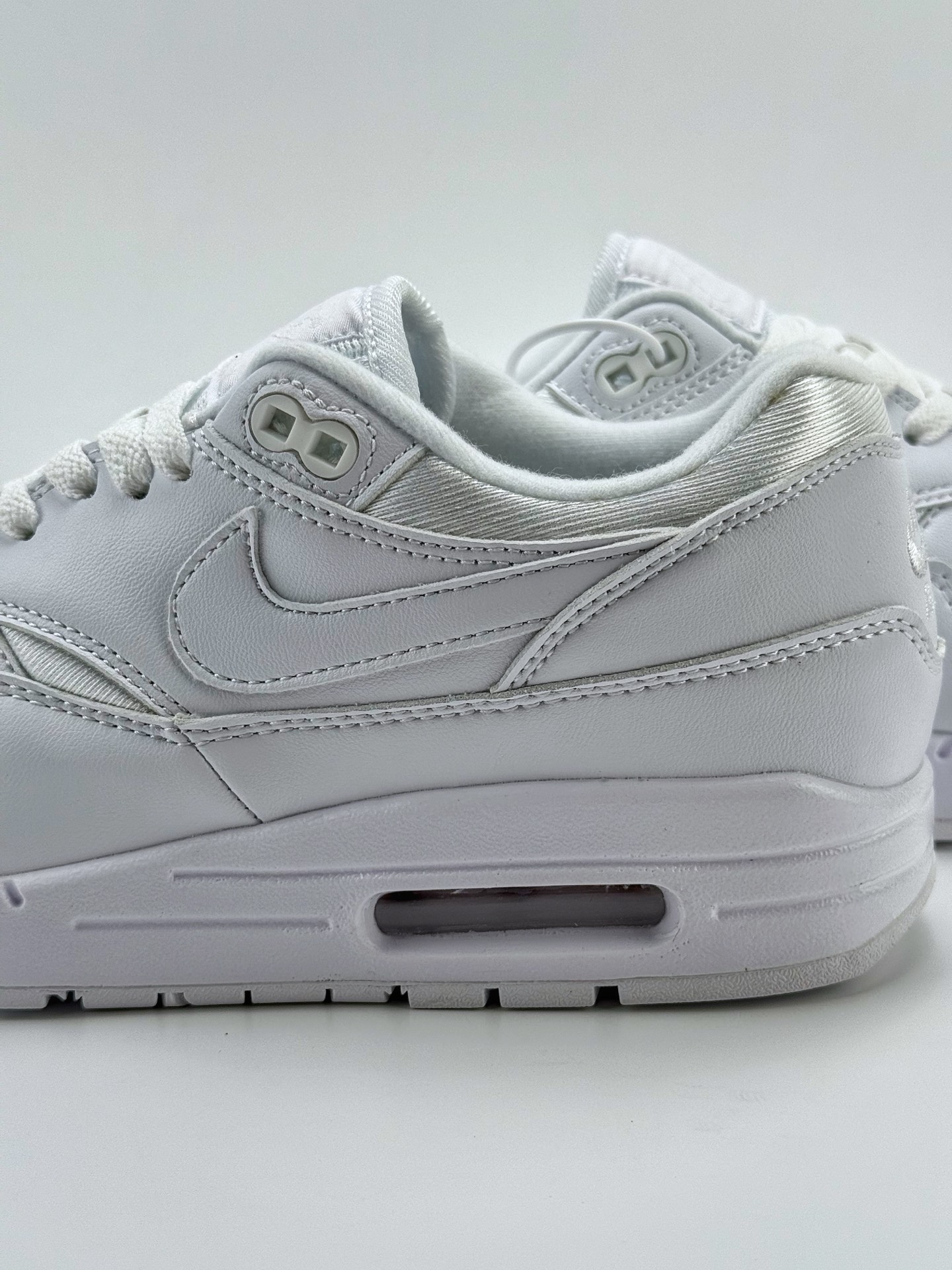 210 Nike Air Max 1 纯白皮 复古休闲跑步鞋 454746-107