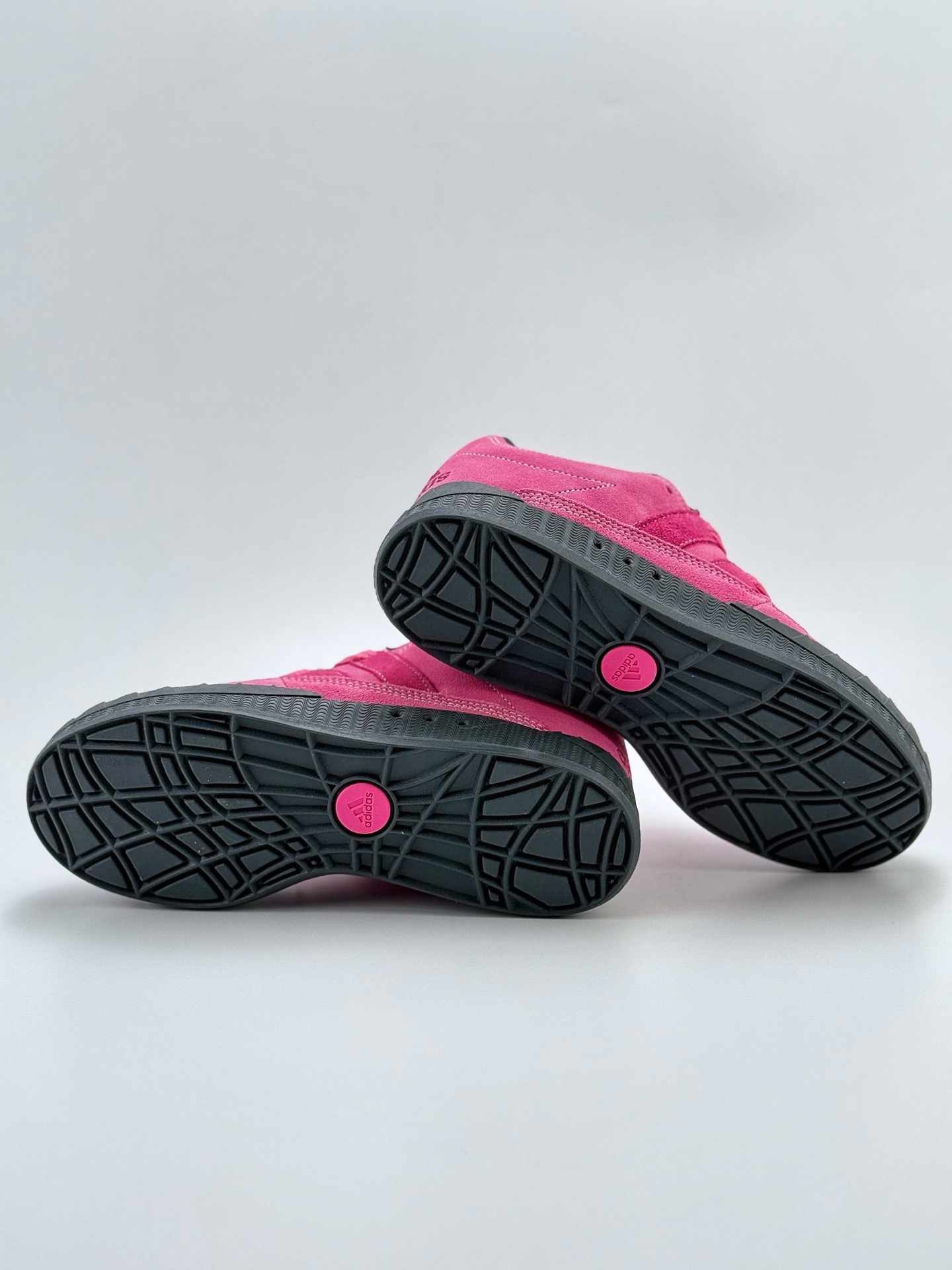 160 Adidas Originals Adimatic Yunk Low  马蒂奇系列低帮复古鲨鱼面包休闲运动滑板鞋 IE7364AK