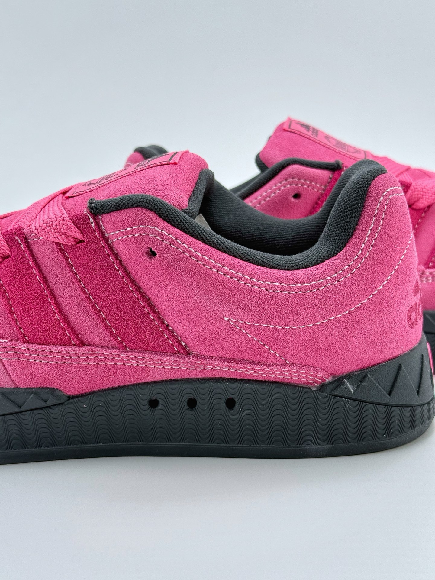 160 Adidas Originals Adimatic Yunk Low  马蒂奇系列低帮复古鲨鱼面包休闲运动滑板鞋 IE7364AK