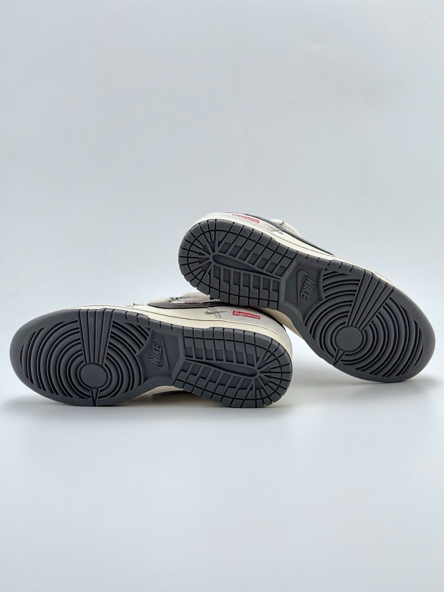 300 Nike SB Dunk Low x Supreme 白灰红三小钩绑带满天星 YX5066-217