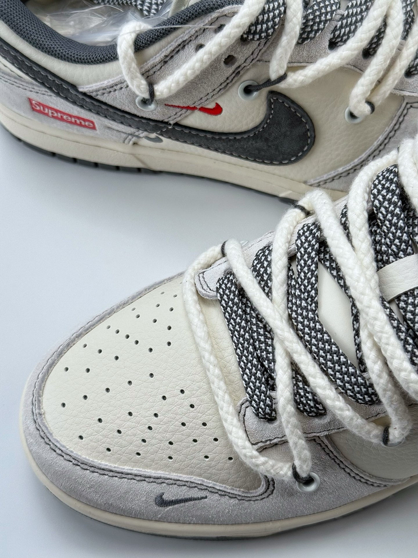 300 Nike SB Dunk Low x Supreme 白灰红三小钩绑带满天星 YX5066-217