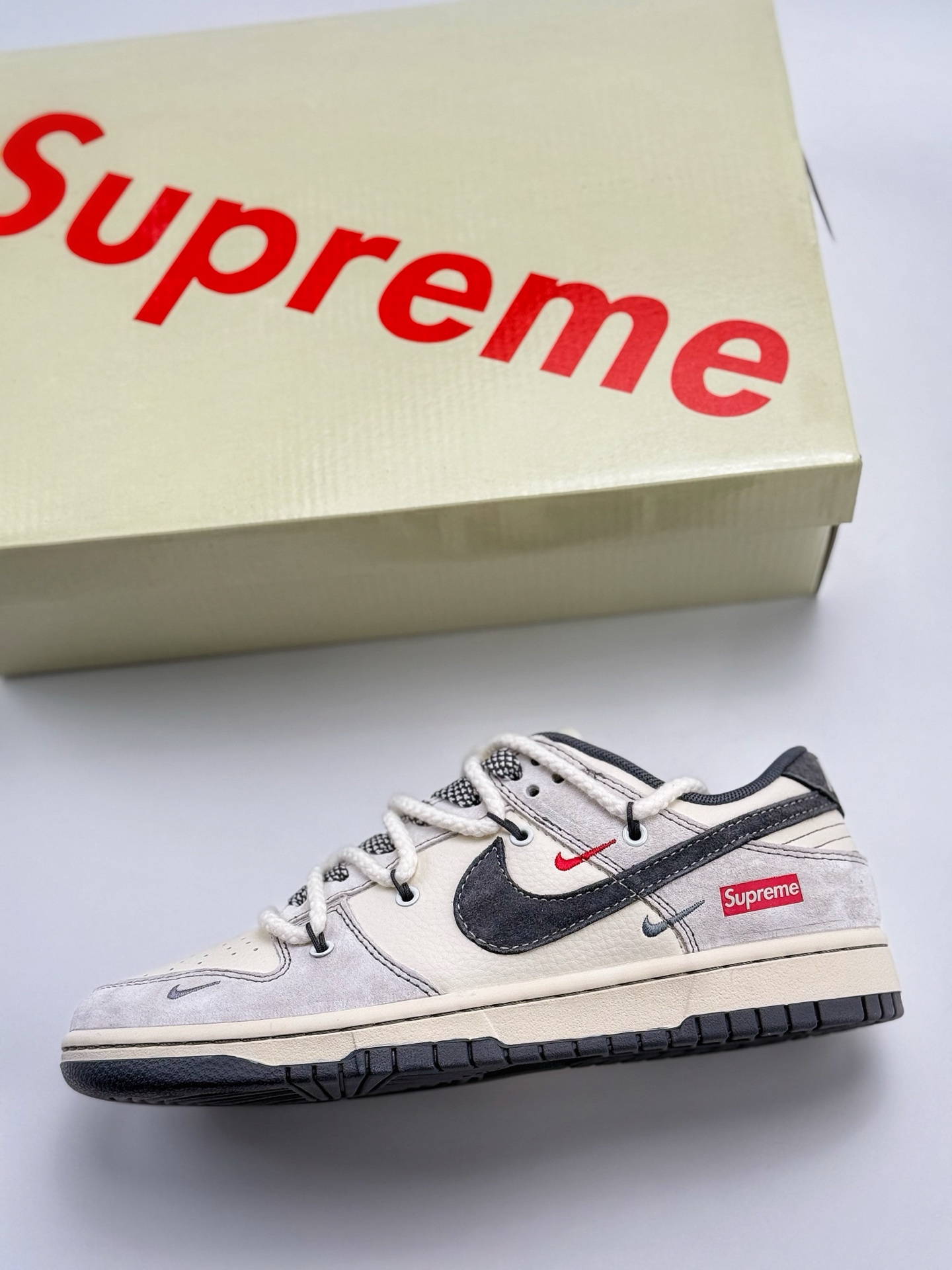 300 Nike SB Dunk Low x Supreme 白灰红三小钩绑带满天星 YX5066-217