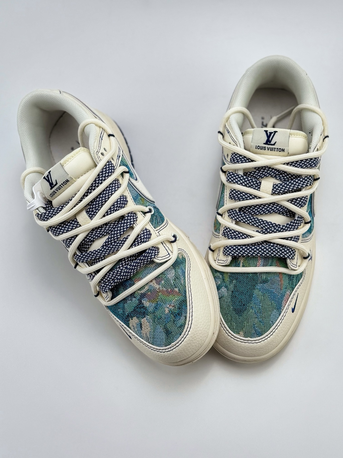 300 Nike SB Dunk Low x Louis Vuitton 白蓝小钩满天星  DN6868-077