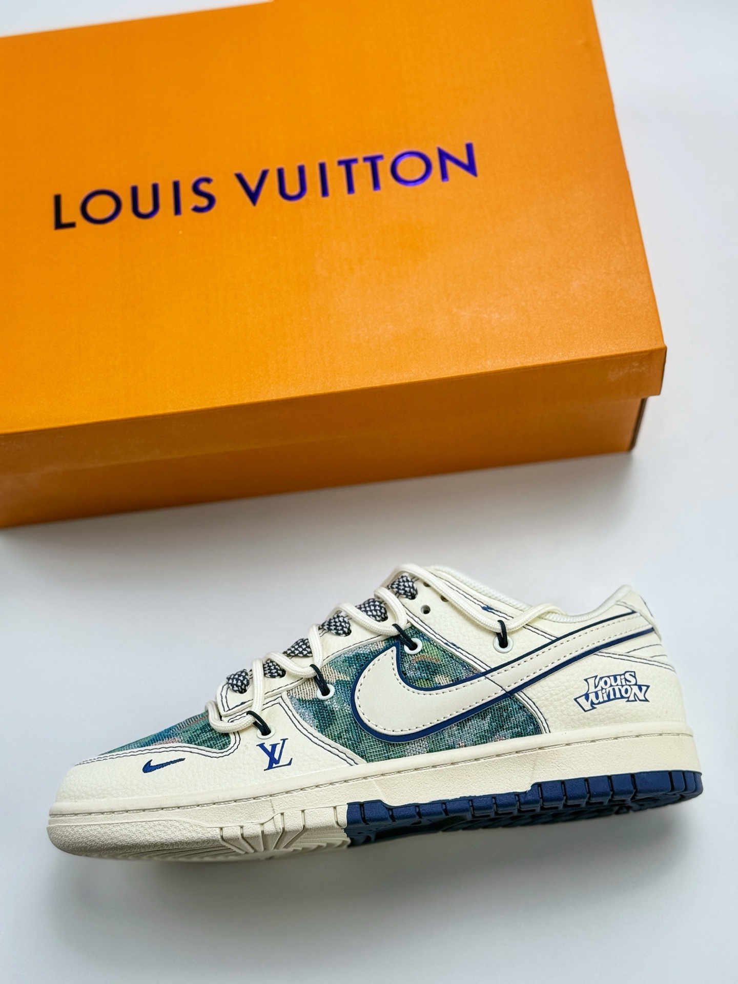 300 Nike SB Dunk Low x Louis Vuitton 白蓝小钩满天星  DN6868-077