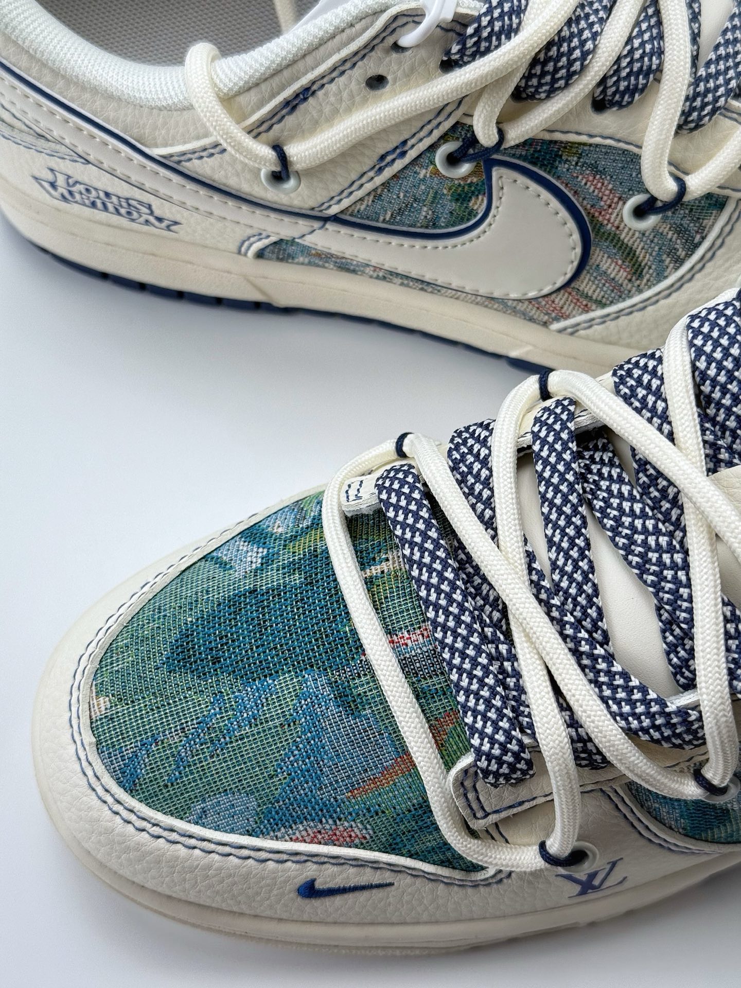 300 Nike SB Dunk Low x Louis Vuitton 白蓝小钩满天星  DN6868-077