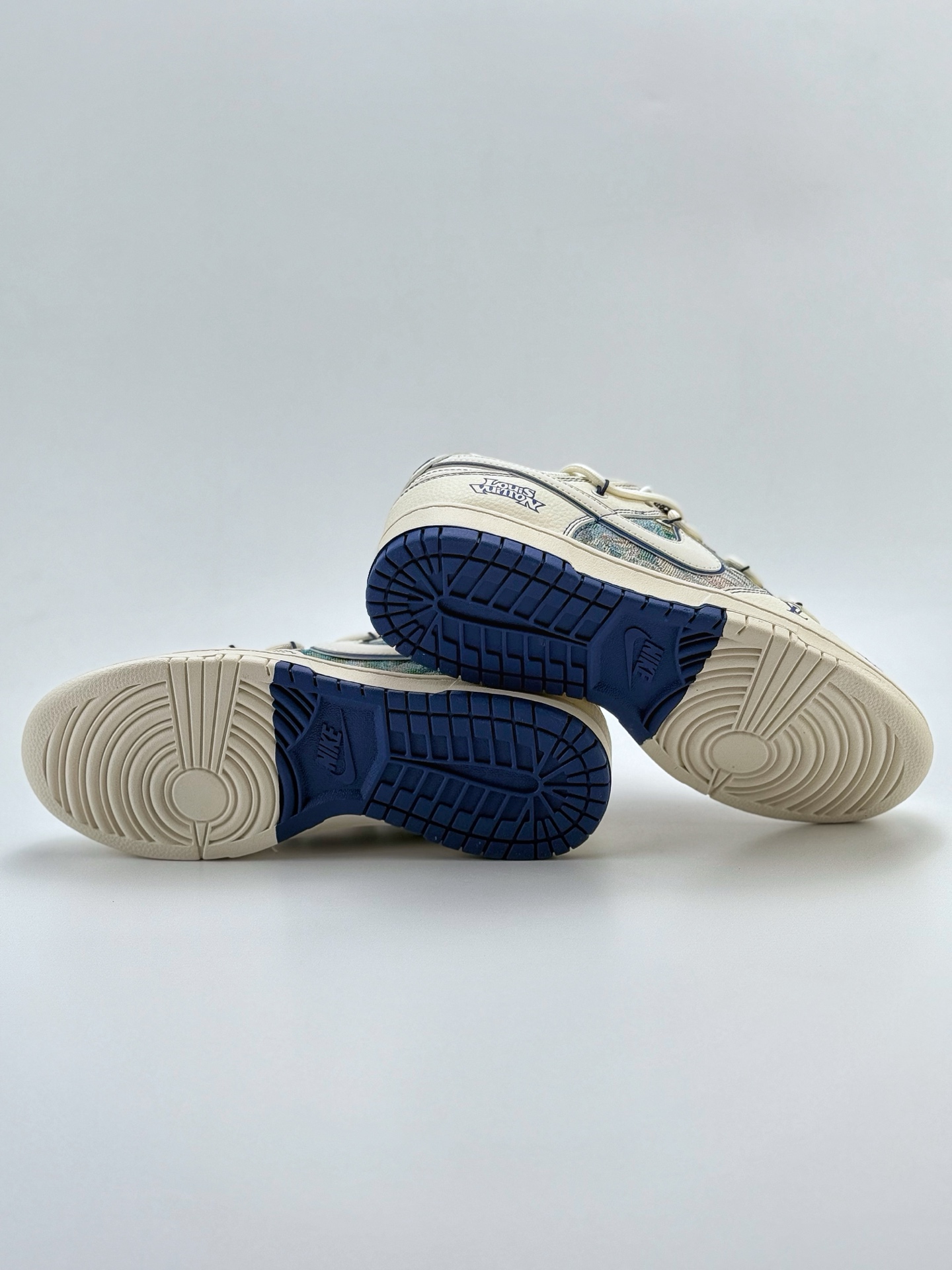 300 Nike SB Dunk Low x Louis Vuitton 白蓝小钩满天星  DN6868-077
