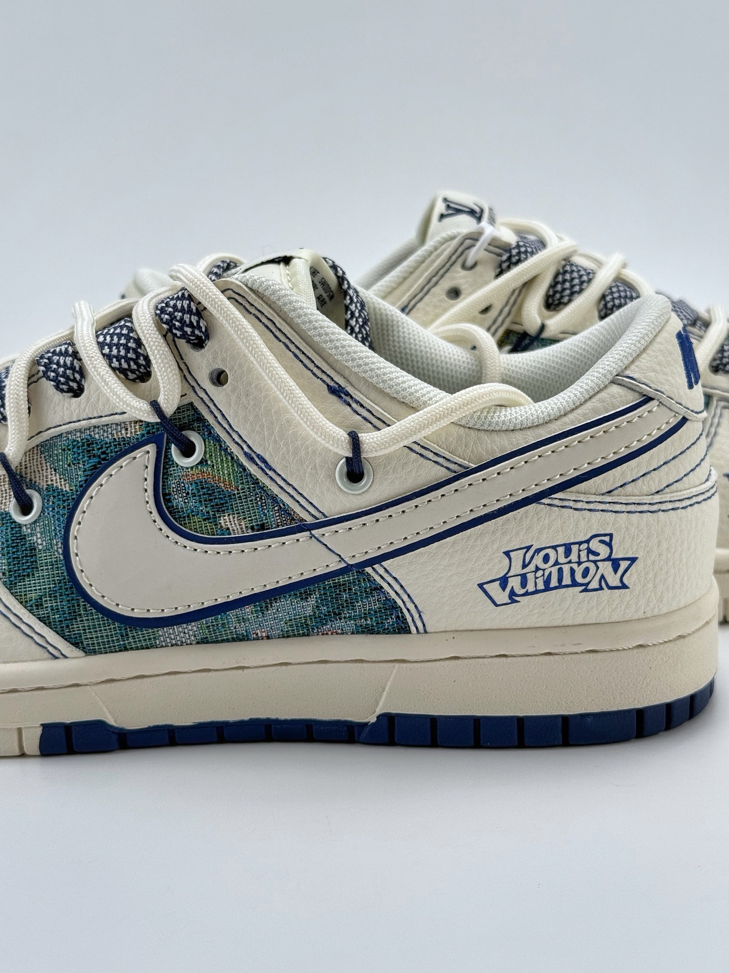 300 Nike SB Dunk Low x Louis Vuitton 白蓝小钩满天星  DN6868-077