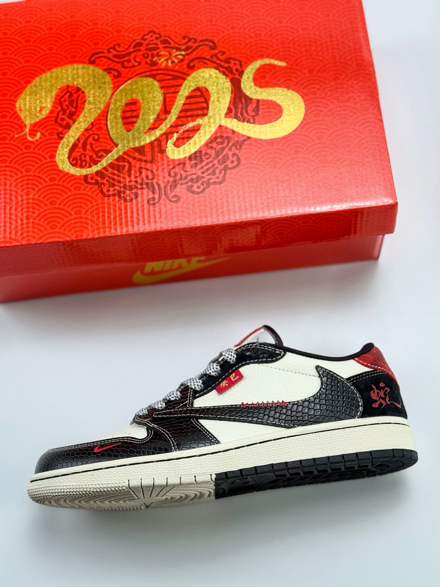 280 Travis Scott x Nike Air Jordan 1 Low 蛇年限定 Air Jordan 1 Low 反转白黑红小钩满天星倒钩 YX5066-306