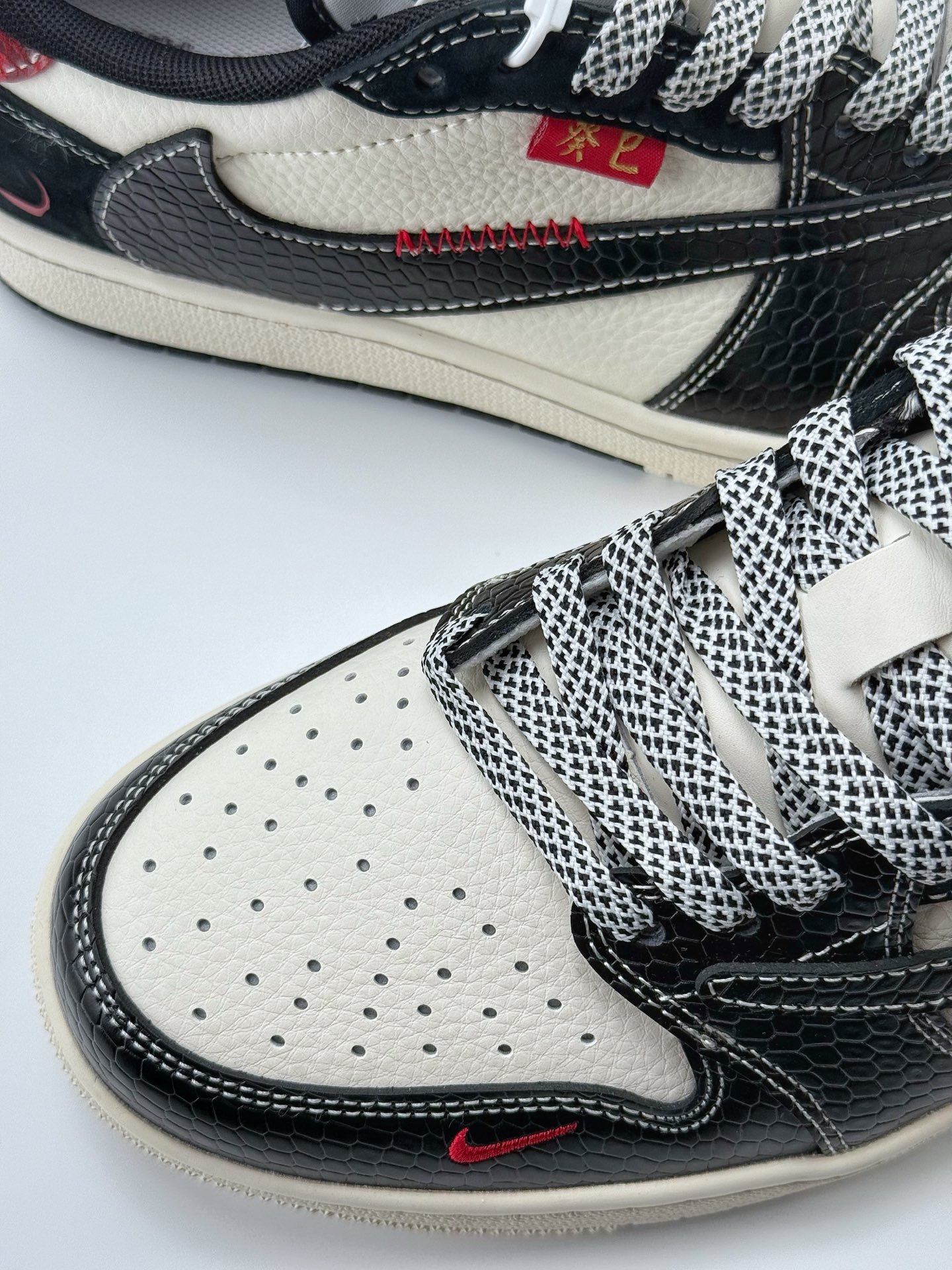 280 Travis Scott x Nike Air Jordan 1 Low 蛇年限定 Air Jordan 1 Low 反转白黑红小钩满天星倒钩 YX5066-306