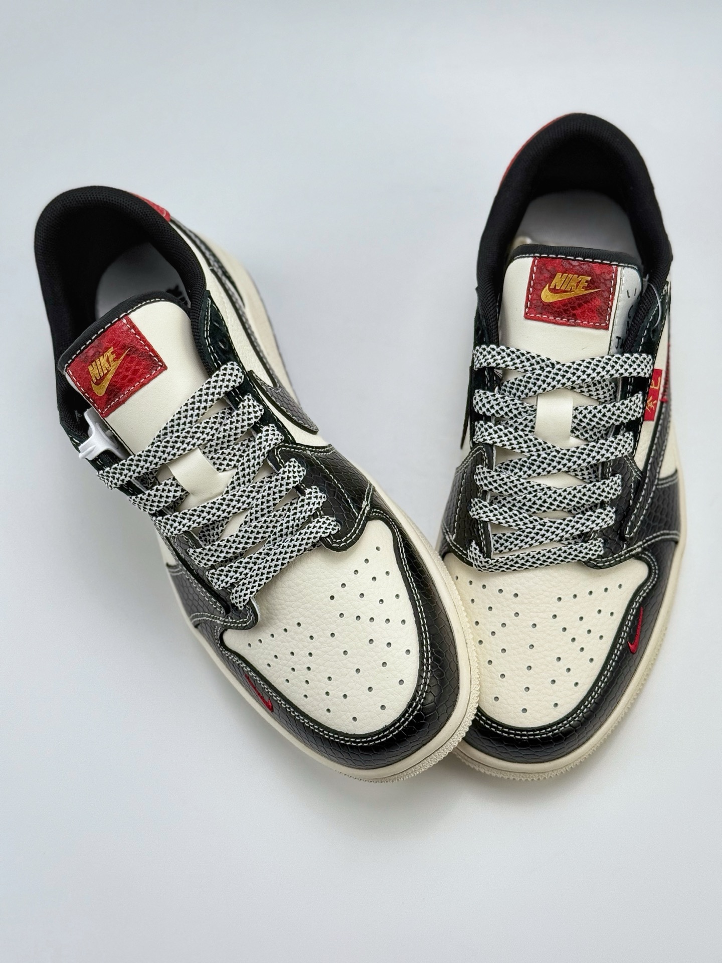 280 Travis Scott x Nike Air Jordan 1 Low 蛇年限定 Air Jordan 1 Low 反转白黑红小钩满天星倒钩 YX5066-306