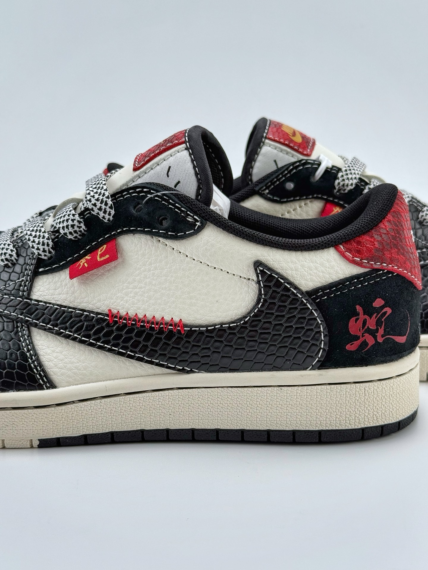 280 Travis Scott x Nike Air Jordan 1 Low 蛇年限定 Air Jordan 1 Low 反转白黑红小钩满天星倒钩 YX5066-306
